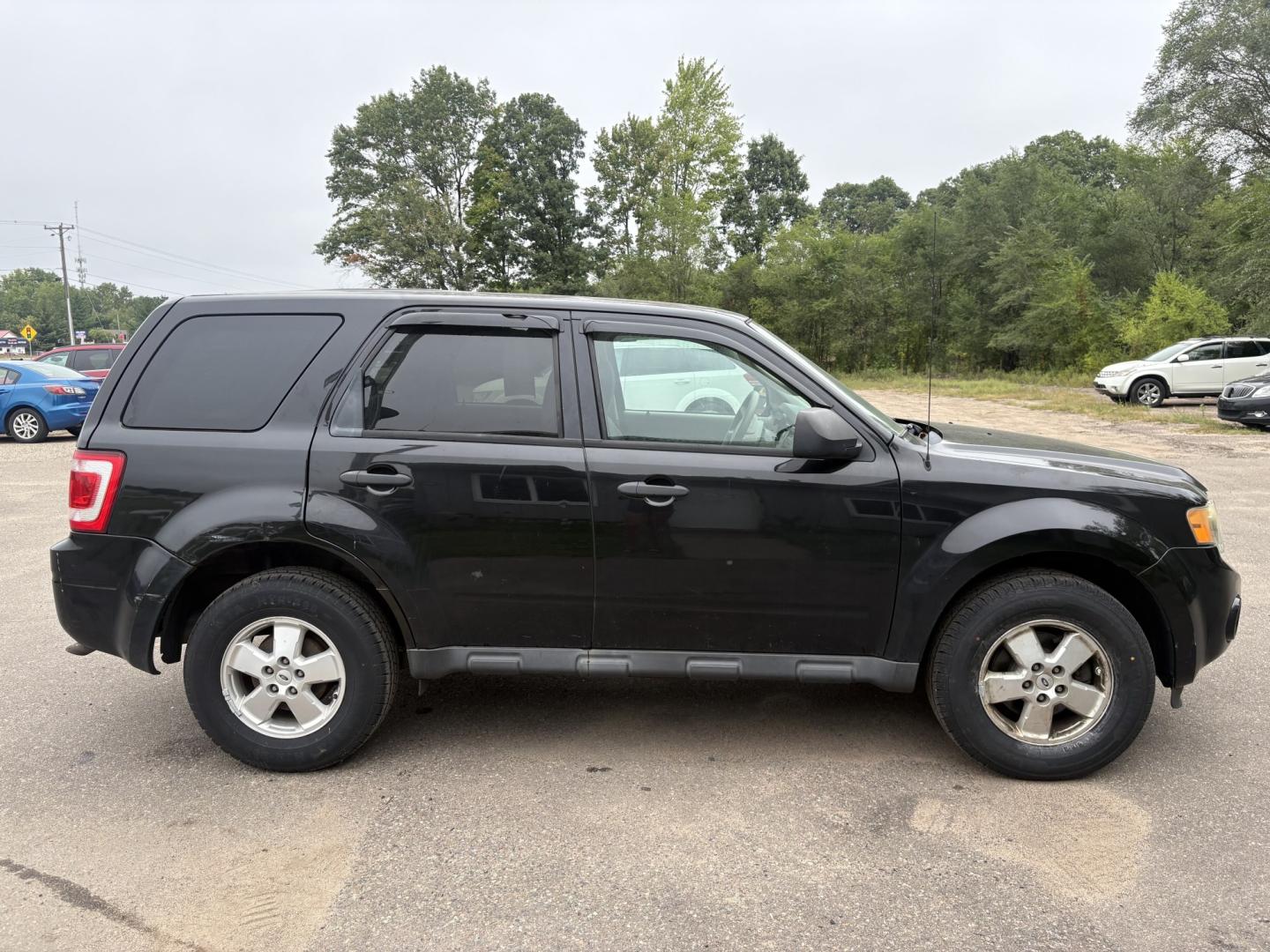 2011 Black Ford Escape XLS 4WD AT (1FMCU9C77BK) with an 2.5L L4 DOHC 16V engine, 6-Speed Automatic transmission, located at 17255 hwy 65 NE, Ham Lake, MN, 55304, 0.000000, 0.000000- Photo#5