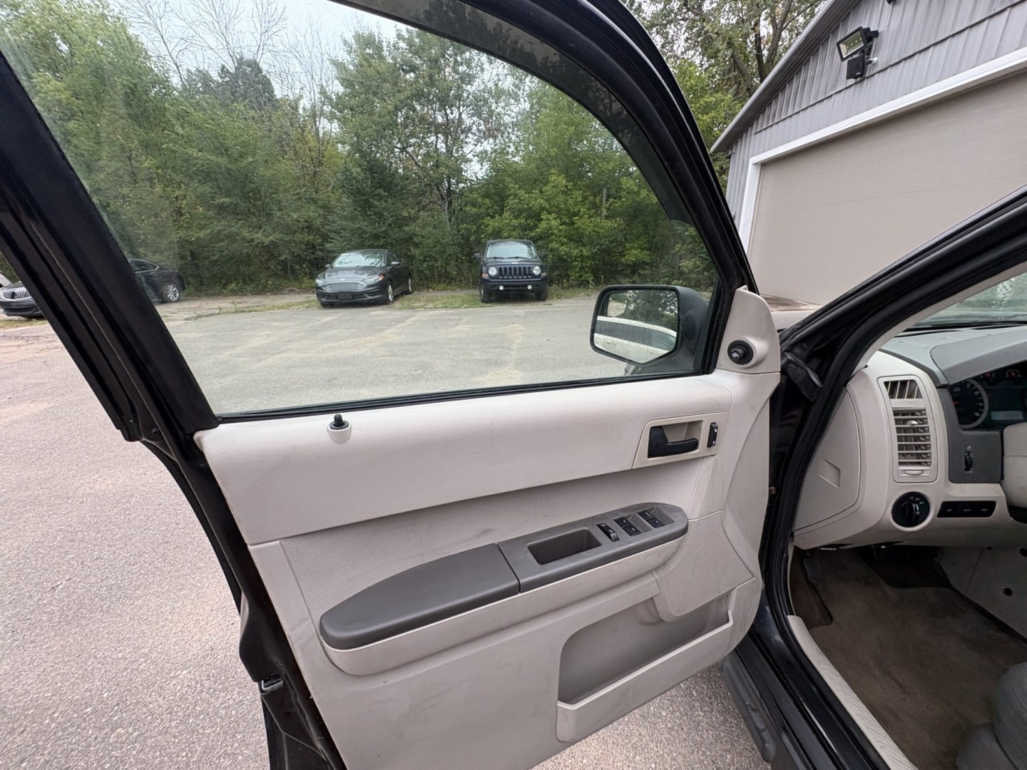 2011 Black Ford Escape XLS 4WD AT (1FMCU9C77BK) with an 2.5L L4 DOHC 16V engine, 6-Speed Automatic transmission, located at 17255 hwy 65 NE, Ham Lake, MN, 55304, 0.000000, 0.000000- Photo#8