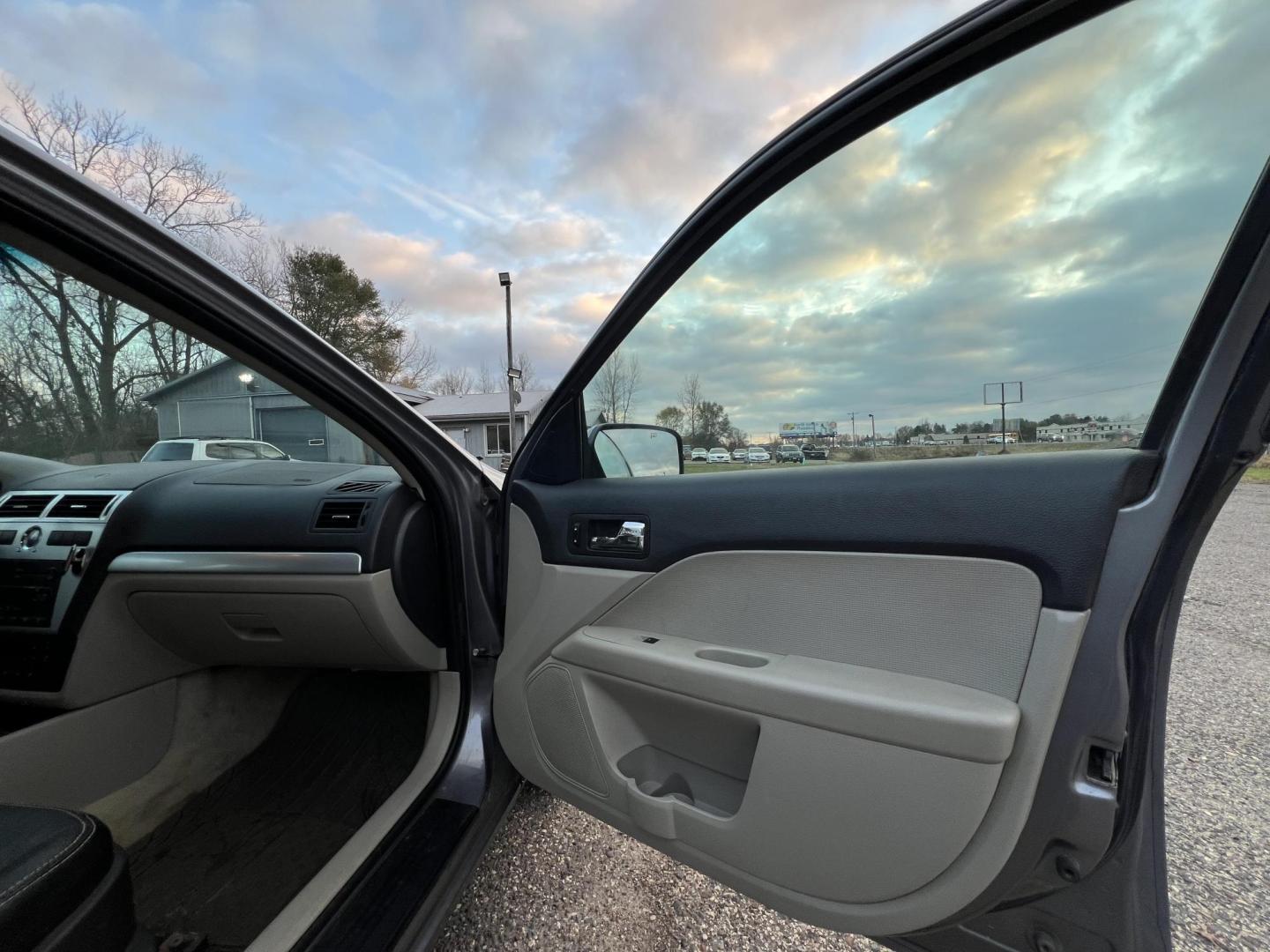 2007 Gray Mercury Milan V6 Premier (3MEHM08187R) with an 3.0L V6 DOHC 24V engine, 6-Speed Automatic Overdrive transmission, located at 17255 hwy 65 NE, Ham Lake, MN, 55304, 0.000000, 0.000000 - Photo#14
