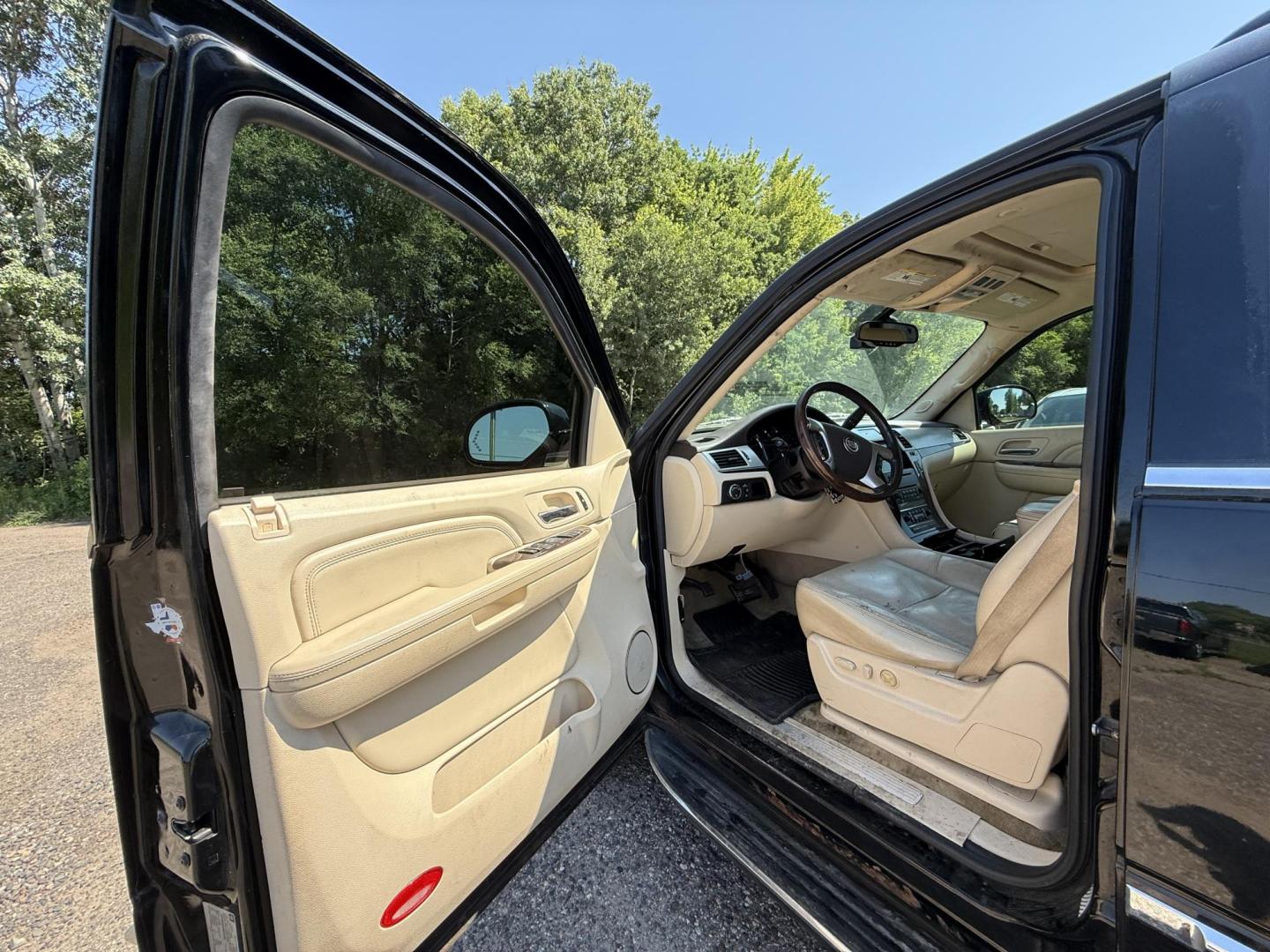 2008 Black Cadillac Escalade AWD (1GYFK638X8R) with an 6.2L V8 OHV 16V engine, 6-Speed Automatic Overdrive transmission, located at 17255 hwy 65 NE, Ham Lake, MN, 55304, 0.000000, 0.000000 - Photo#8
