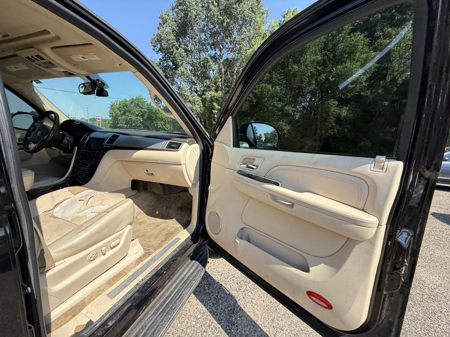 2008 Black Cadillac Escalade AWD (1GYFK638X8R) with an 6.2L V8 OHV 16V engine, 6-Speed Automatic Overdrive transmission, located at 17255 hwy 65 NE, Ham Lake, MN, 55304, 0.000000, 0.000000 - Photo#14