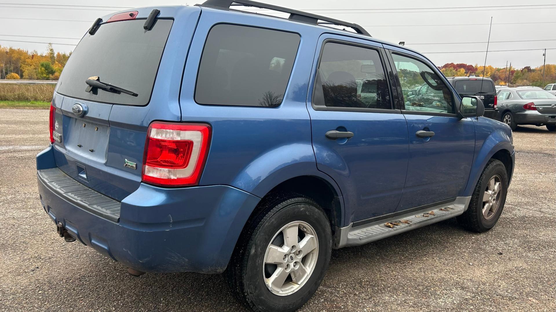 2010 Blue Ford Escape XLT 4WD (1FMCU9DG2AK) with an 3.0L V6 DOHC 24V engine, 6-Speed Automatic transmission, located at 17255 hwy 65 NE, Ham Lake, MN, 55304, 0.000000, 0.000000 - Photo#4