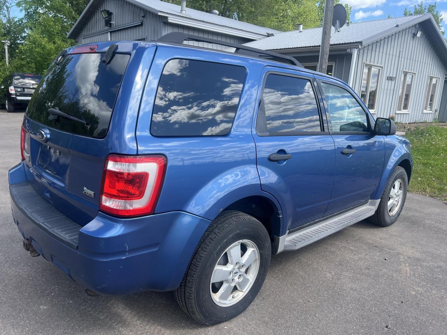 2010 Blue Ford Escape XLT 4WD (1FMCU9DG2AK) with an 3.0L V6 DOHC 24V engine, 6-Speed Automatic transmission, located at 17255 hwy 65 NE, Ham Lake, MN, 55304, 0.000000, 0.000000 - Photo#4