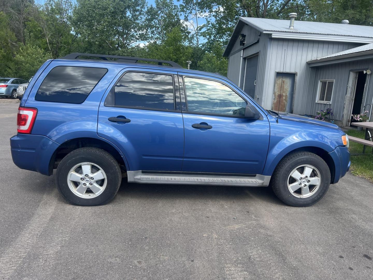 2010 Blue Ford Escape XLT 4WD (1FMCU9DG2AK) with an 3.0L V6 DOHC 24V engine, 6-Speed Automatic transmission, located at 17255 hwy 65 NE, Ham Lake, MN, 55304, 0.000000, 0.000000 - Photo#5