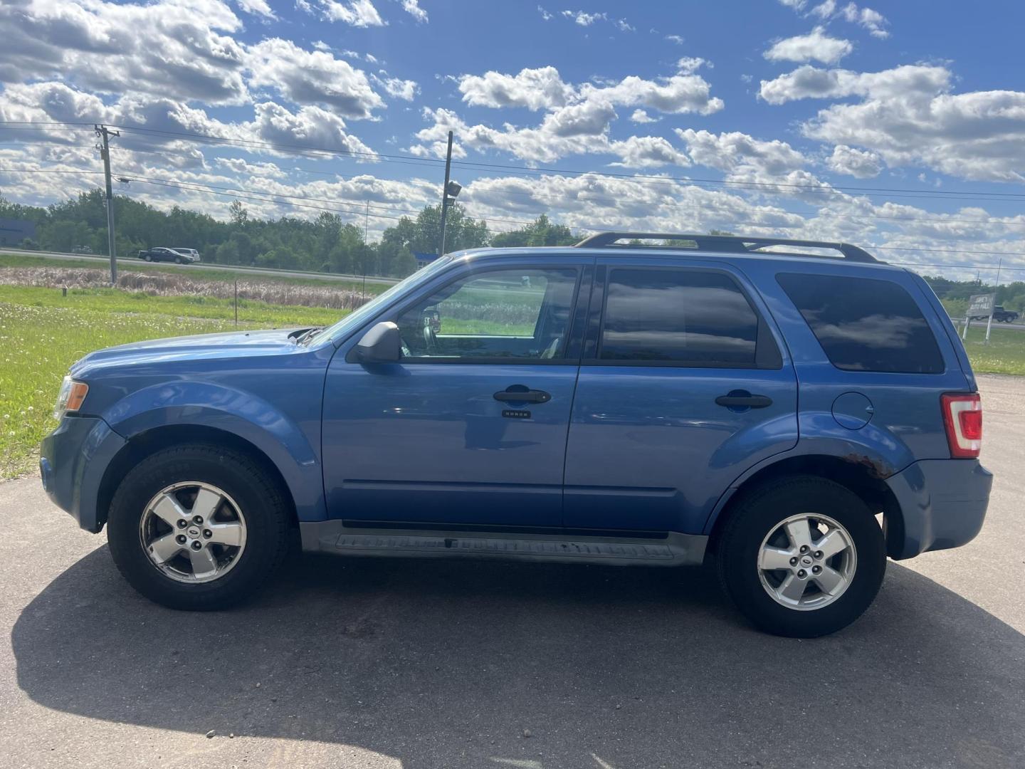 2010 Blue Ford Escape XLT 4WD (1FMCU9DG2AK) with an 3.0L V6 DOHC 24V engine, 6-Speed Automatic transmission, located at 17255 hwy 65 NE, Ham Lake, MN, 55304, 0.000000, 0.000000 - Photo#1