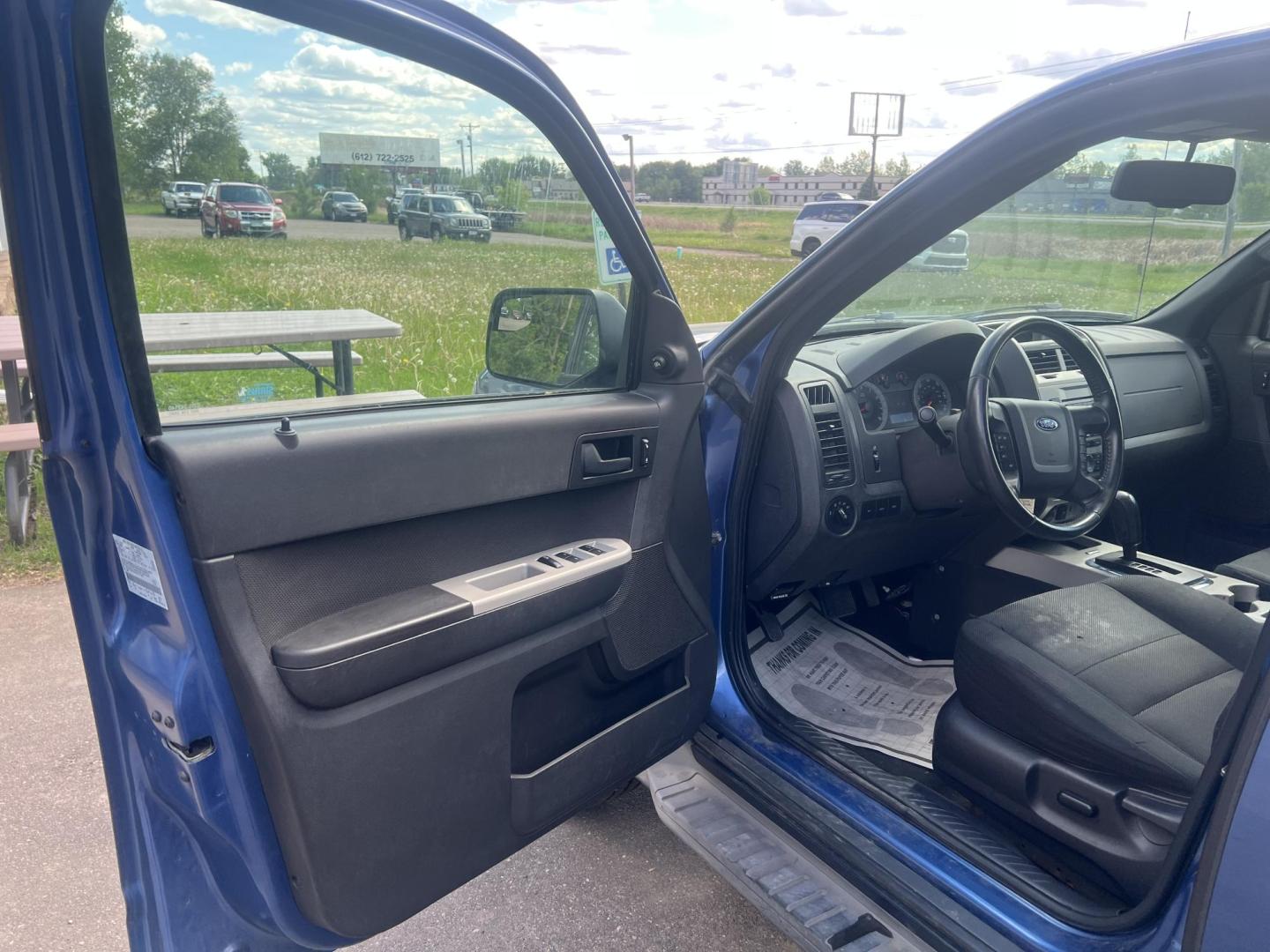 2010 Blue Ford Escape XLT 4WD (1FMCU9DG2AK) with an 3.0L V6 DOHC 24V engine, 6-Speed Automatic transmission, located at 17255 hwy 65 NE, Ham Lake, MN, 55304, 0.000000, 0.000000 - Photo#8