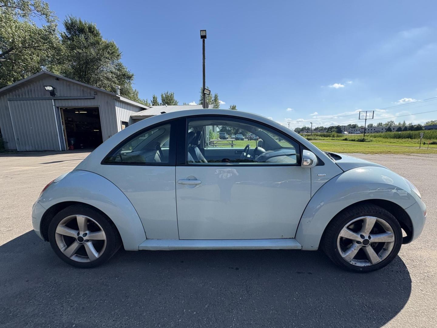 2010 Blue Volkswagen New Beetle 2.5L PZEV (3VWRG3AG9AM) with an 2.5L L5 DOHC 20V engine, located at 17255 hwy 65 NE, Ham Lake, MN, 55304, 0.000000, 0.000000 - Photo#5