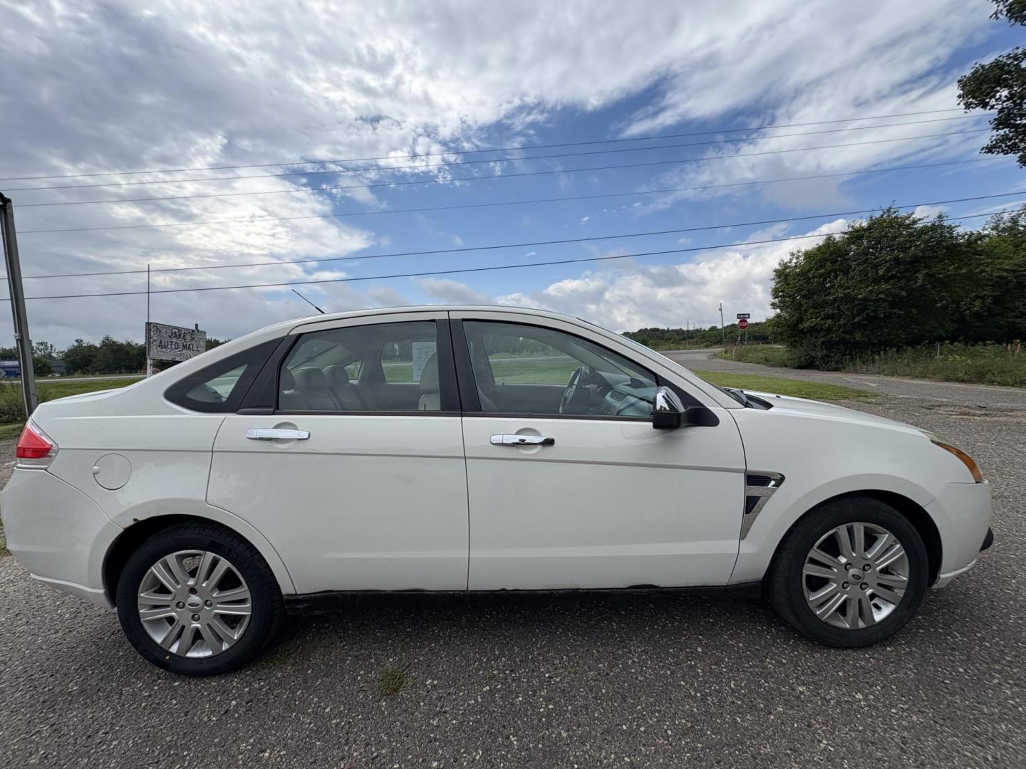 2009 Ford Focus SEL Sedan (1FAHP37N99W) with an 2.0L L4 DOHC 16V engine, located at 17255 hwy 65 NE, Ham Lake, MN, 55304, 0.000000, 0.000000 - Photo#5