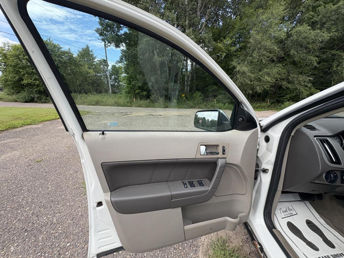 2009 Ford Focus SEL Sedan (1FAHP37N99W) with an 2.0L L4 DOHC 16V engine, located at 17255 hwy 65 NE, Ham Lake, MN, 55304, 0.000000, 0.000000 - Photo#8