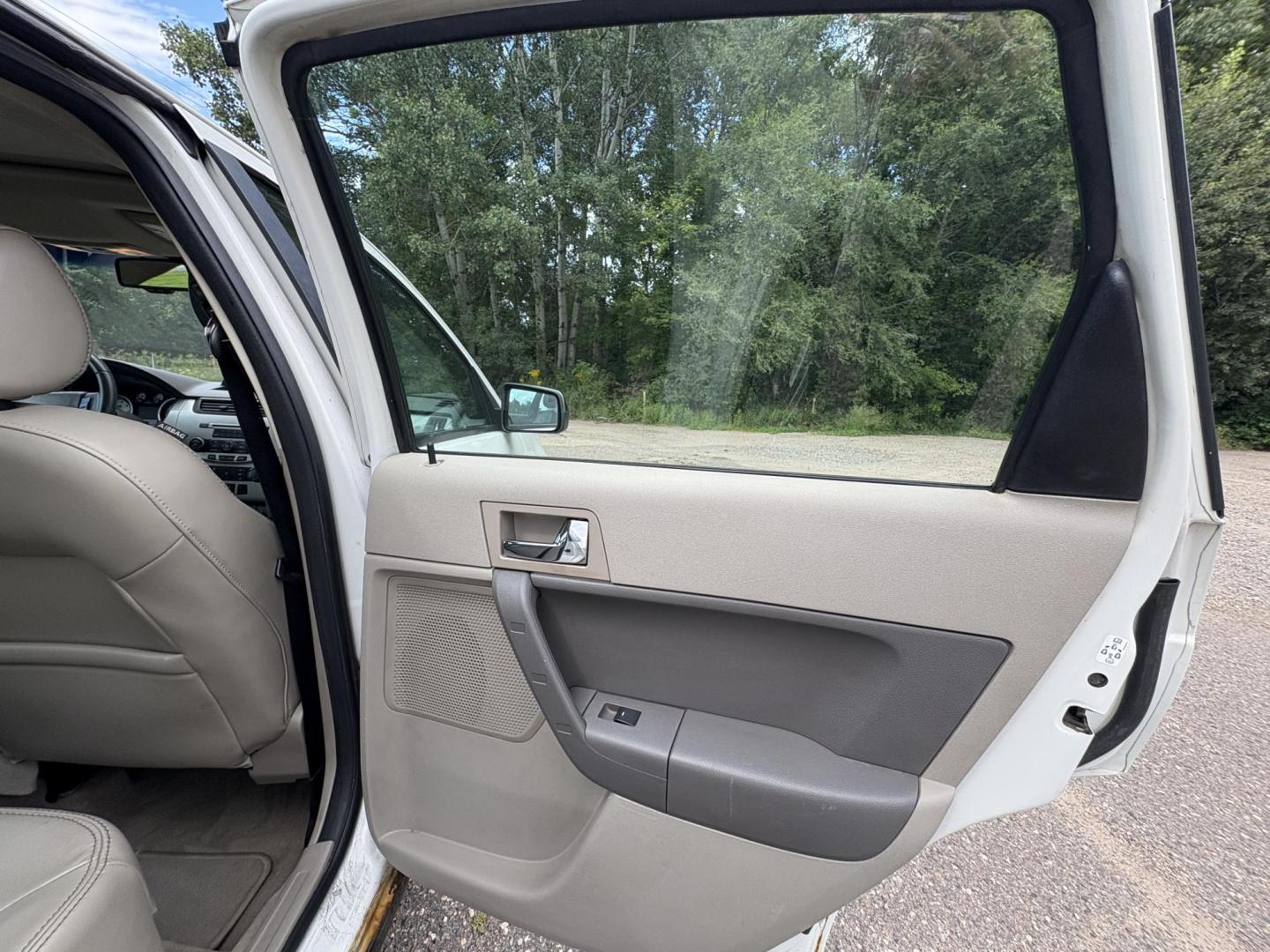 2009 Ford Focus SEL Sedan (1FAHP37N99W) with an 2.0L L4 DOHC 16V engine, located at 17255 hwy 65 NE, Ham Lake, MN, 55304, 0.000000, 0.000000 - Photo#12