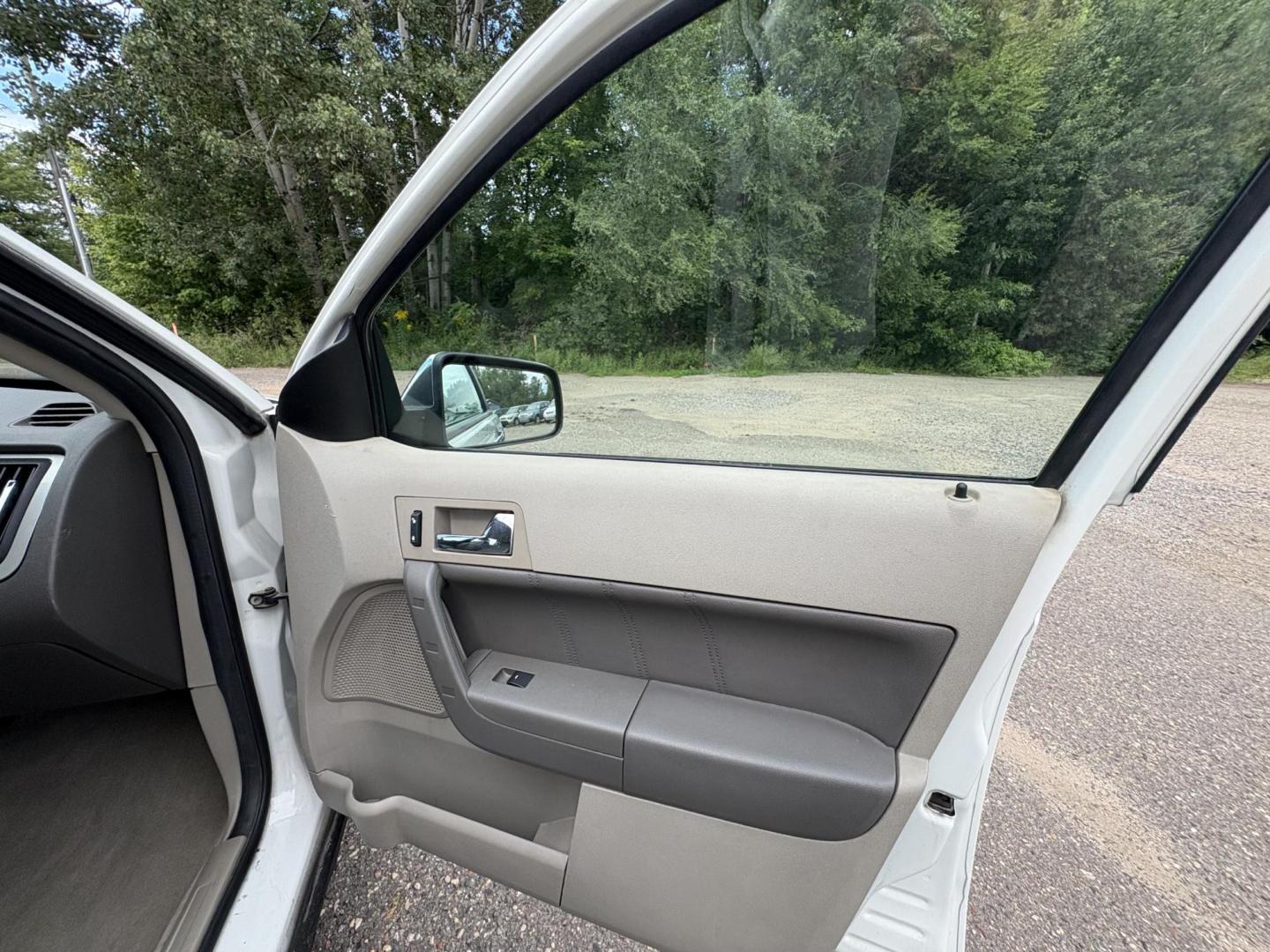 2009 Ford Focus SEL Sedan (1FAHP37N99W) with an 2.0L L4 DOHC 16V engine, located at 17255 hwy 65 NE, Ham Lake, MN, 55304, 0.000000, 0.000000 - Photo#14