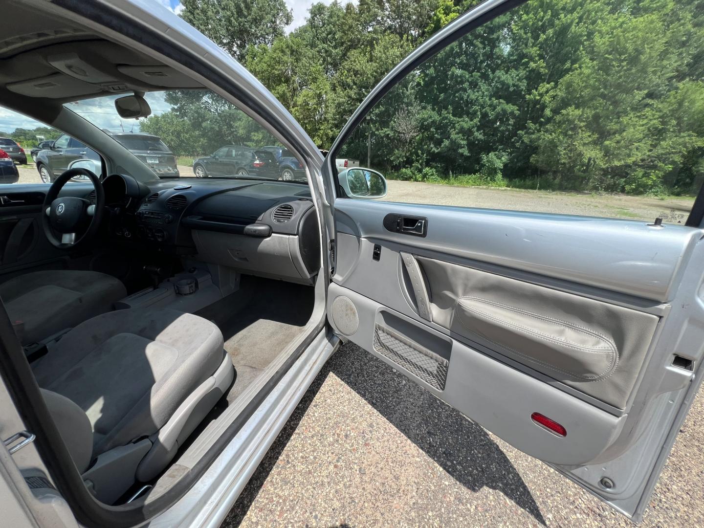2002 Volkswagen New Beetle GLS 2.0 (3VWCB21C82M) with an 2.0L L4 SOHC 8V engine, located at 17255 hwy 65 NE, Ham Lake, MN, 55304, 0.000000, 0.000000 - Photo#11