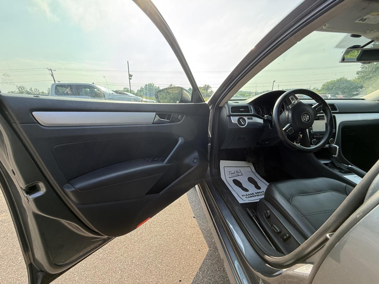 2012 Volkswagen Passat 2.5L SE AT (1VWBP7A3XCC) with an 2.5L L5 engine, 6-Speed Automatic transmission, located at 17255 hwy 65 NE, Ham Lake, MN, 55304, 0.000000, 0.000000 - Photo#8