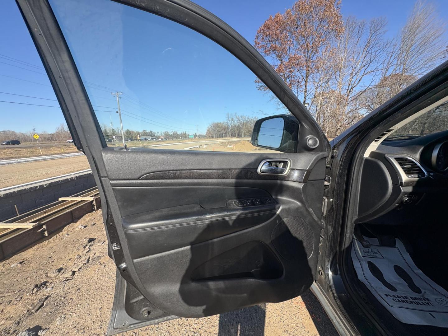 2011 Jeep Grand Cherokee Laredo 4WD (1J4RR4GG3BC) with an 3.6L V6 DOHC 24V engine, 5-Speed Automatic transmission, located at 17255 hwy 65 NE, Ham Lake, MN, 55304, 0.000000, 0.000000 - Photo#8