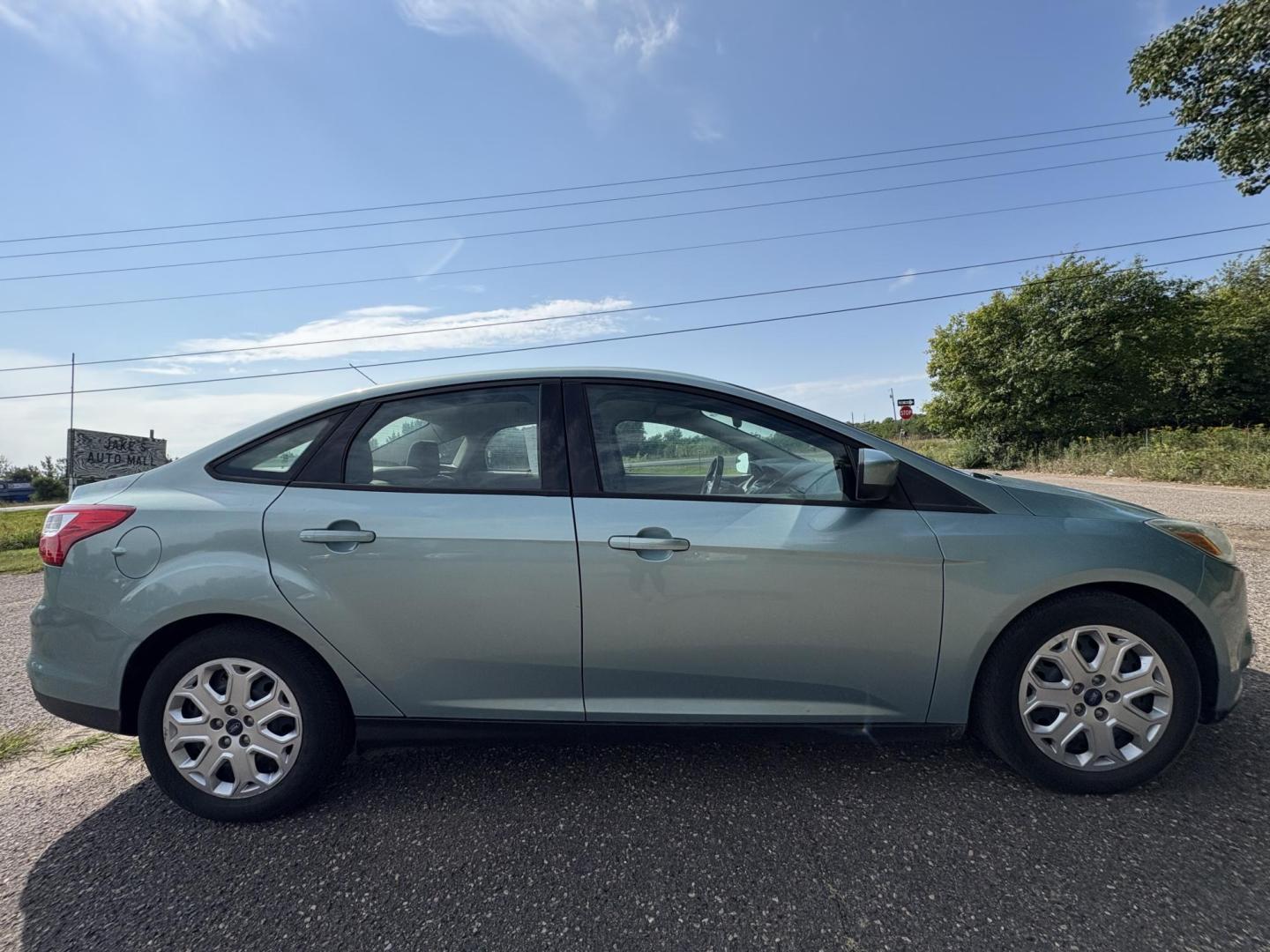2012 Ford Focus SE Sedan (1FAHP3F2XCL) with an 2.0L L4 DOHC 16V engine, located at 17255 hwy 65 NE, Ham Lake, MN, 55304, 0.000000, 0.000000 - Photo#5