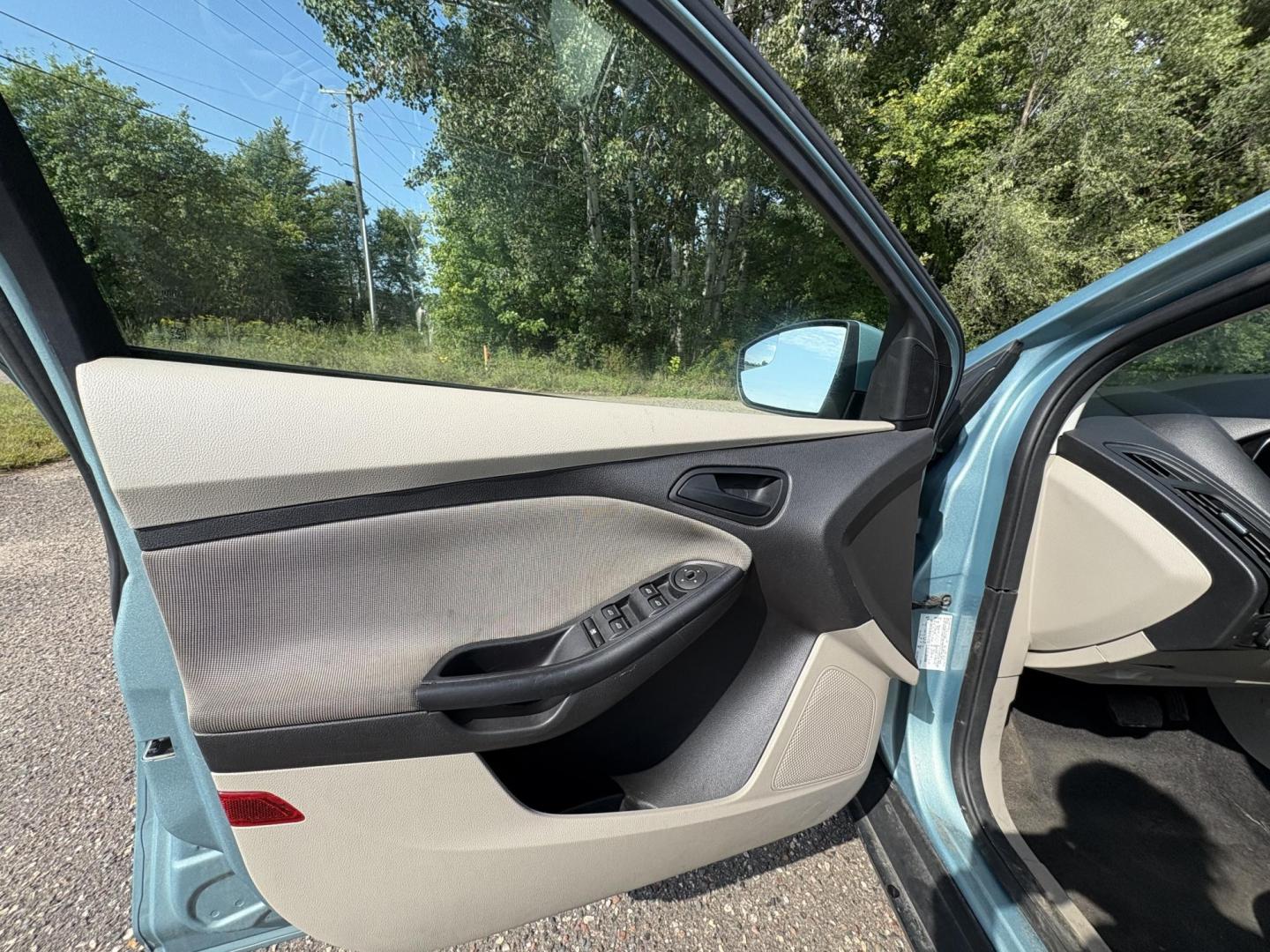 2012 Ford Focus SE Sedan (1FAHP3F2XCL) with an 2.0L L4 DOHC 16V engine, located at 17255 hwy 65 NE, Ham Lake, MN, 55304, 0.000000, 0.000000 - Photo#8