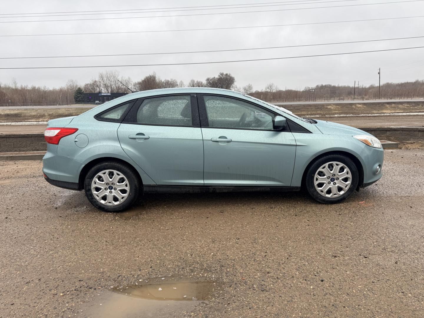 2012 Ford Focus SE Sedan (1FAHP3F2XCL) with an 2.0L L4 DOHC 16V engine, located at 17255 hwy 65 NE, Ham Lake, MN, 55304, 0.000000, 0.000000 - Photo#5