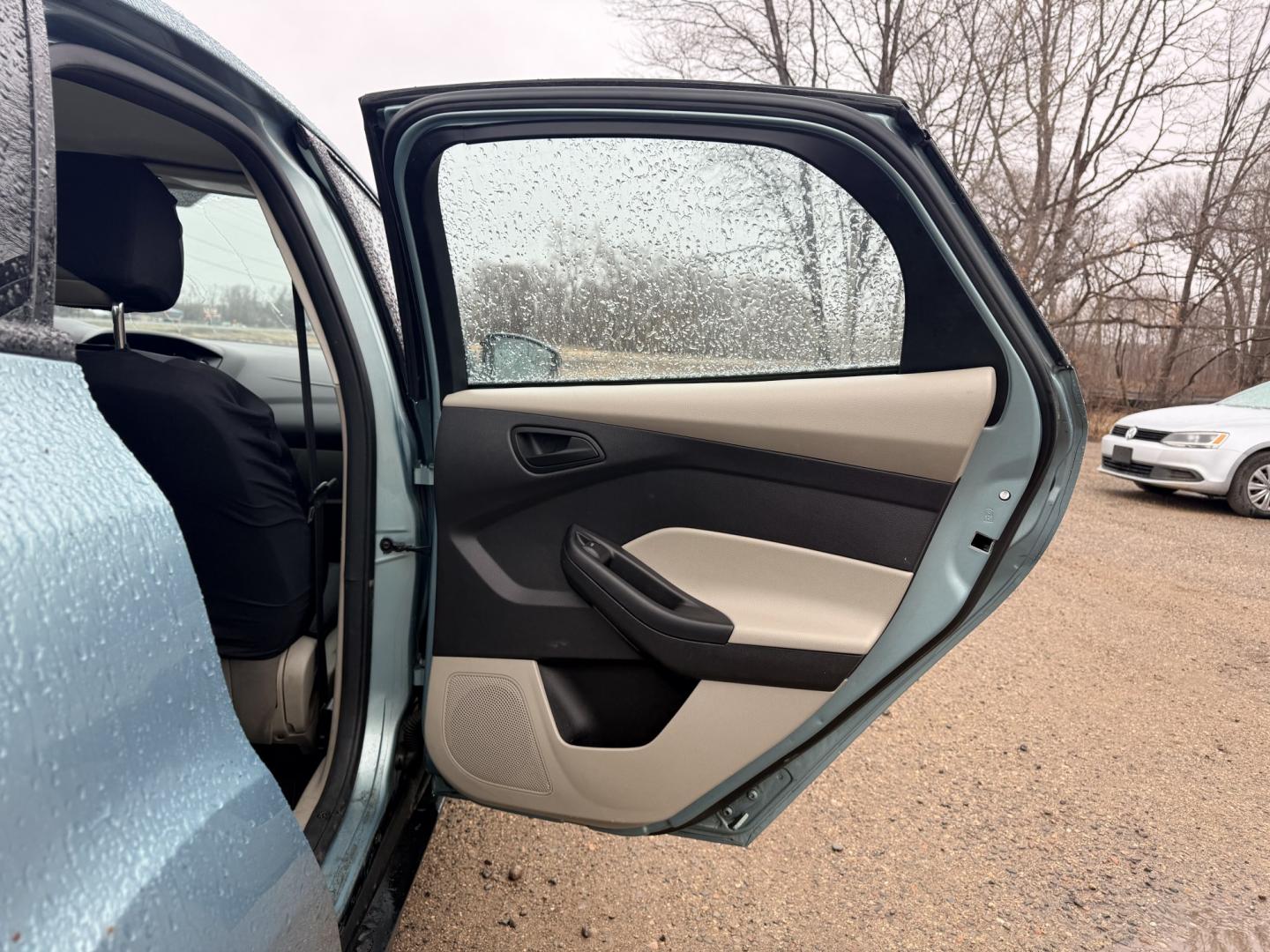 2012 Ford Focus SE Sedan (1FAHP3F2XCL) with an 2.0L L4 DOHC 16V engine, located at 17255 hwy 65 NE, Ham Lake, MN, 55304, 0.000000, 0.000000 - Photo#12