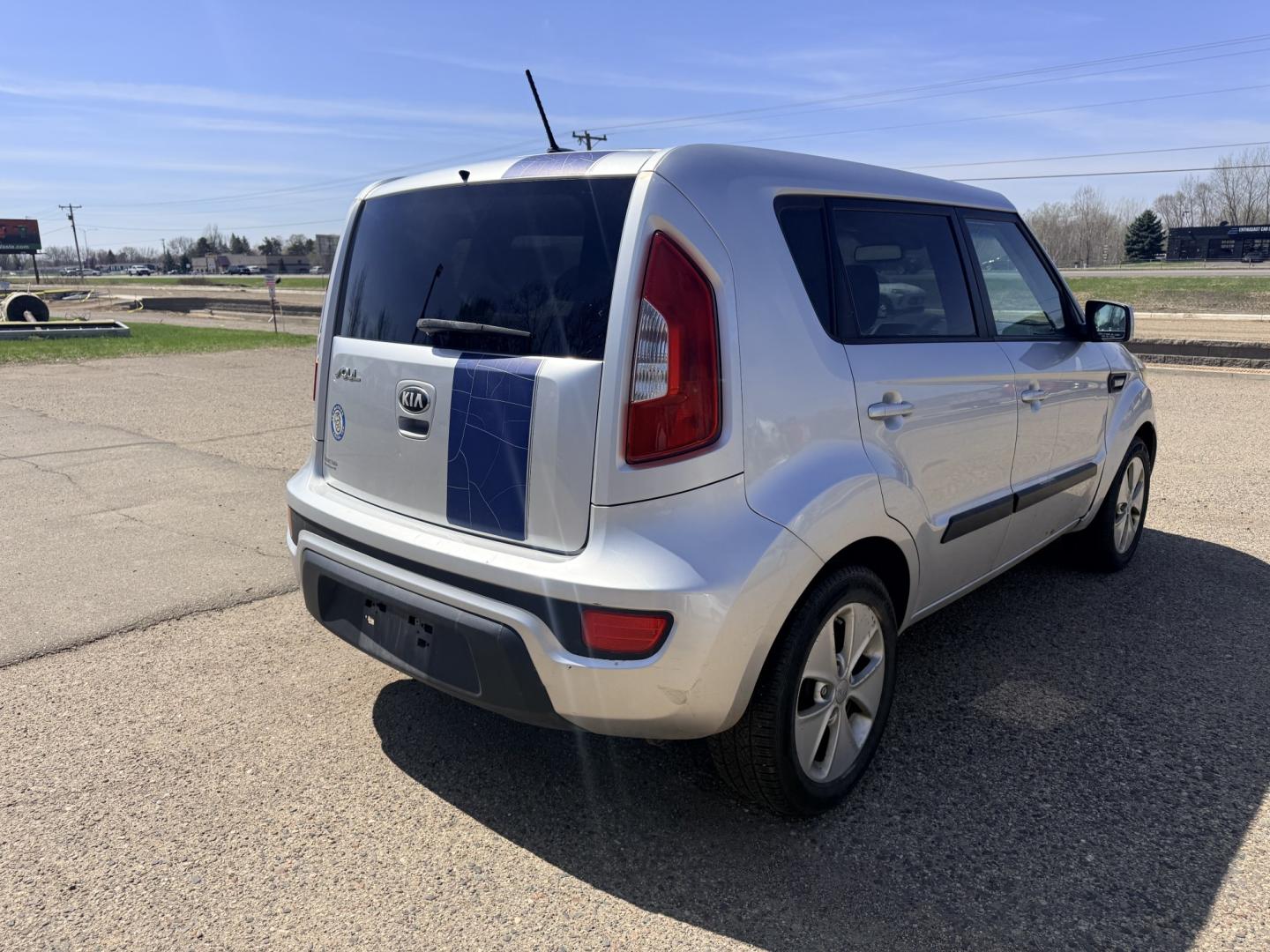 2013 Kia Soul Base (KNDJT2A58D7) with an 1.6L L4 DOHC 16V engine, Automatic transmission, located at 17255 hwy 65 NE, Ham Lake, MN, 55304, 0.000000, 0.000000 - Photo#4