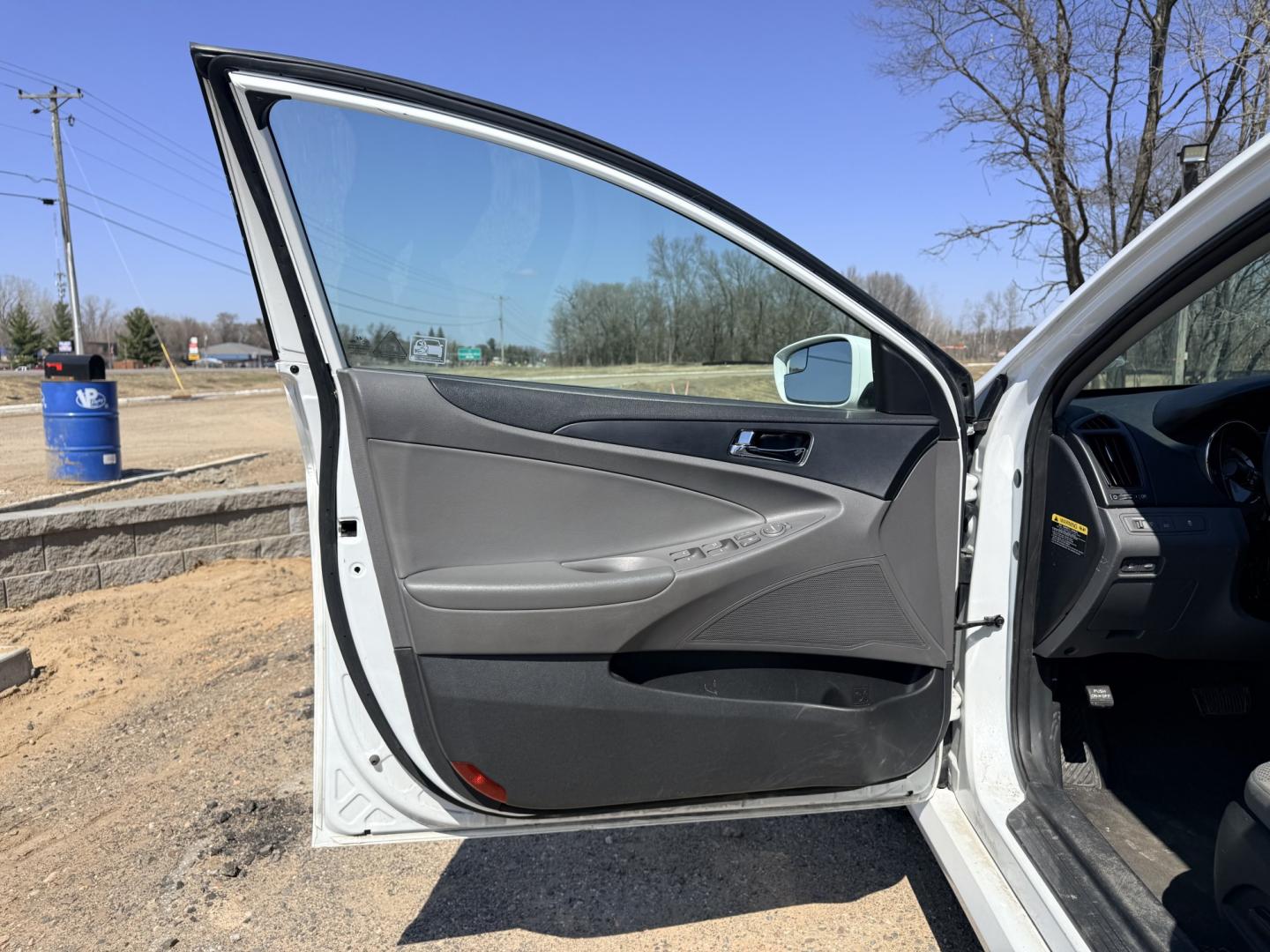 2014 Hyundai Sonata GLS (5NPEB4AC9EH) with an 2.4L L4 DOHC 16V engine, 6-Speed Automatic transmission, located at 17255 hwy 65 NE, Ham Lake, MN, 55304, 0.000000, 0.000000 - Photo#8