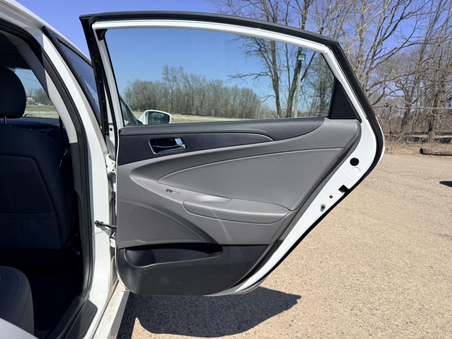 2014 Hyundai Sonata GLS (5NPEB4AC9EH) with an 2.4L L4 DOHC 16V engine, 6-Speed Automatic transmission, located at 17255 hwy 65 NE, Ham Lake, MN, 55304, 0.000000, 0.000000 - Photo#12