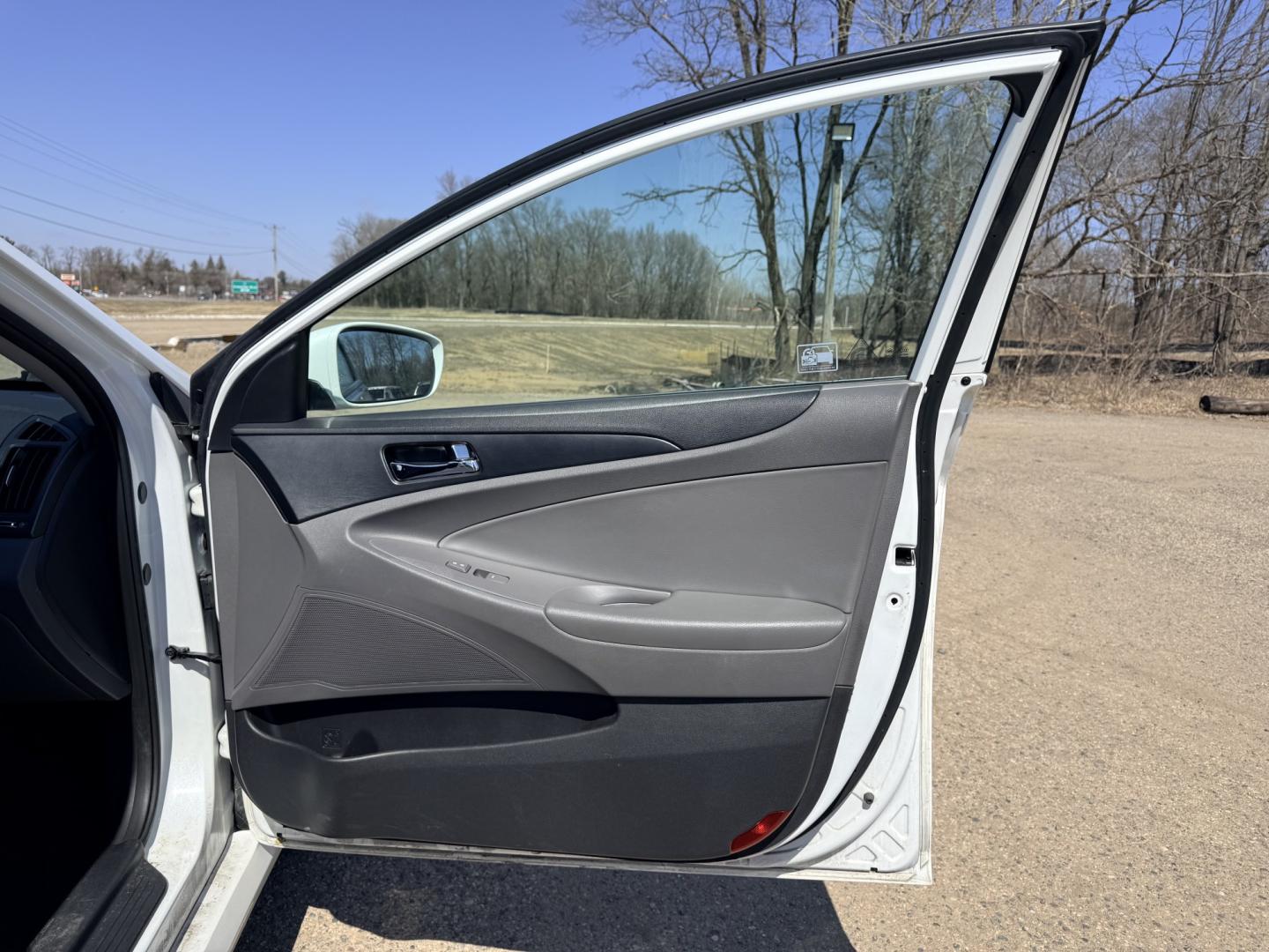 2014 Hyundai Sonata GLS (5NPEB4AC9EH) with an 2.4L L4 DOHC 16V engine, 6-Speed Automatic transmission, located at 17255 hwy 65 NE, Ham Lake, MN, 55304, 0.000000, 0.000000 - Photo#14
