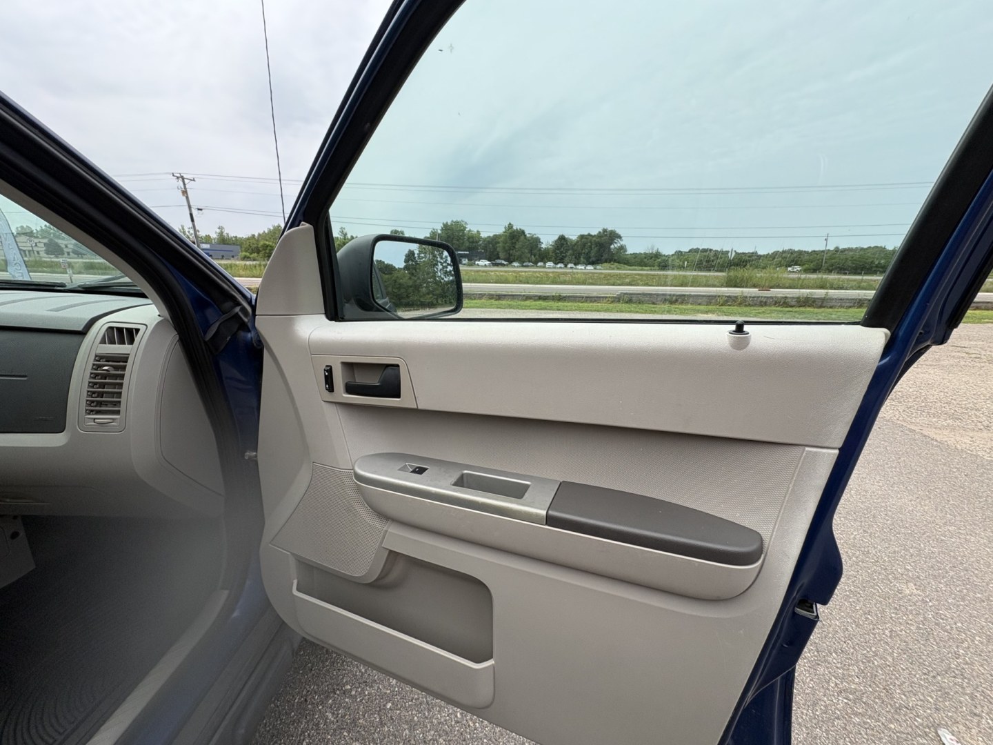 2008 Ford Escape XLT 2WD V6 (1FMCU03198K) with an 3.0L V6 DOHC 24V engine, 4-Speed Automatic Overdrive transmission, located at 17255 hwy 65 NE, Ham Lake, MN, 55304, 0.000000, 0.000000- Photo#14