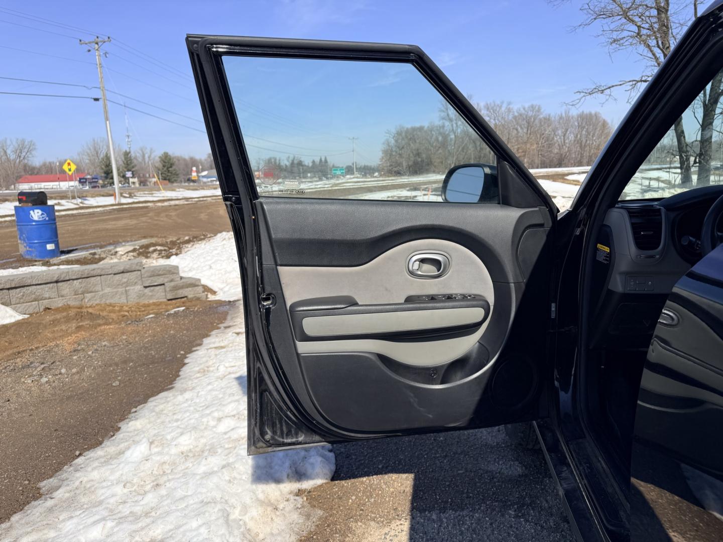 2015 Kia Soul Base (KNDJN2A20F7) with an 1.6L L4 DOHC 16V engine, located at 17255 hwy 65 NE, Ham Lake, MN, 55304, 0.000000, 0.000000 - Photo#8