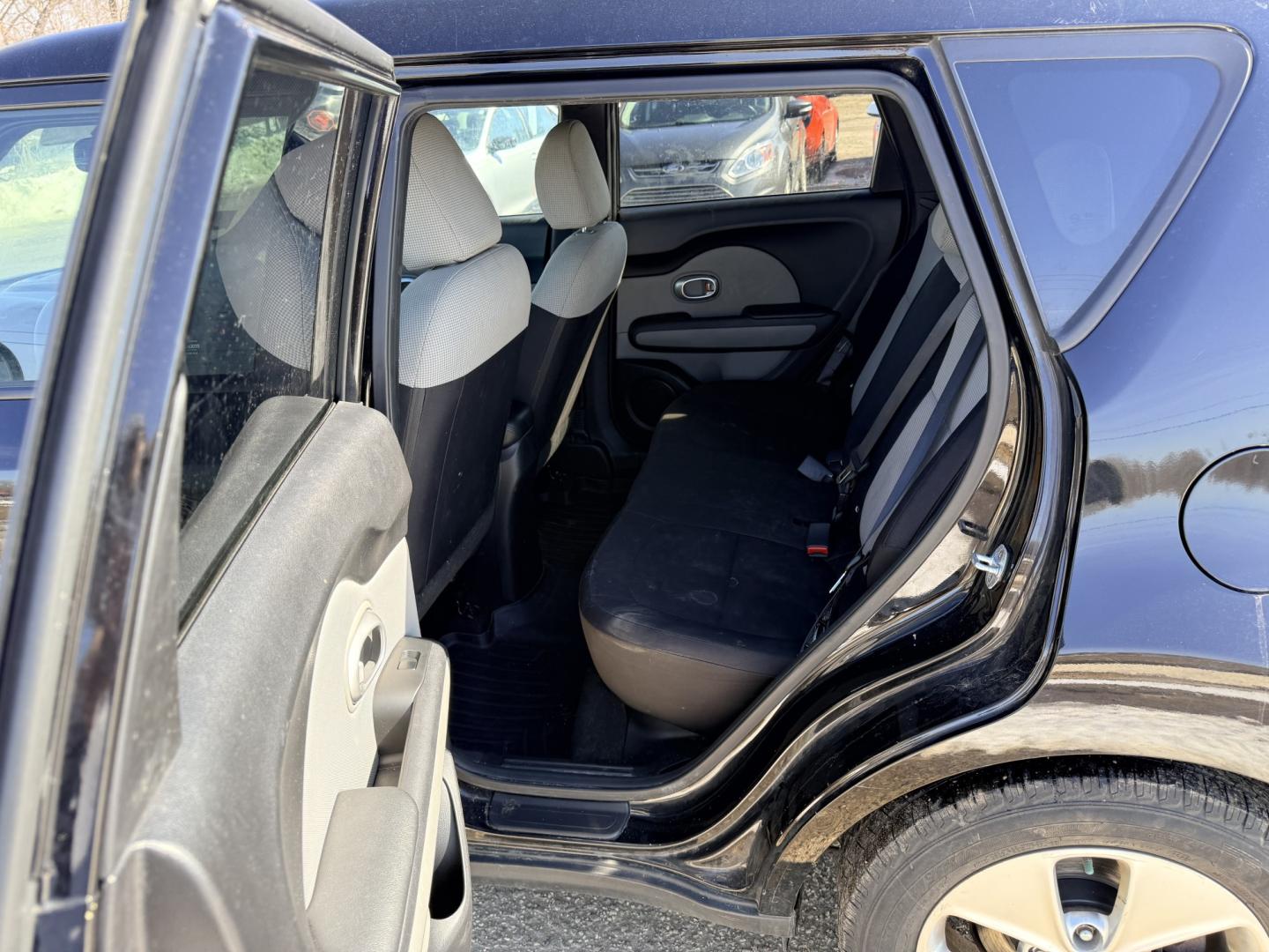 2015 Kia Soul Base (KNDJN2A20F7) with an 1.6L L4 DOHC 16V engine, located at 17255 hwy 65 NE, Ham Lake, MN, 55304, 0.000000, 0.000000 - Photo#11