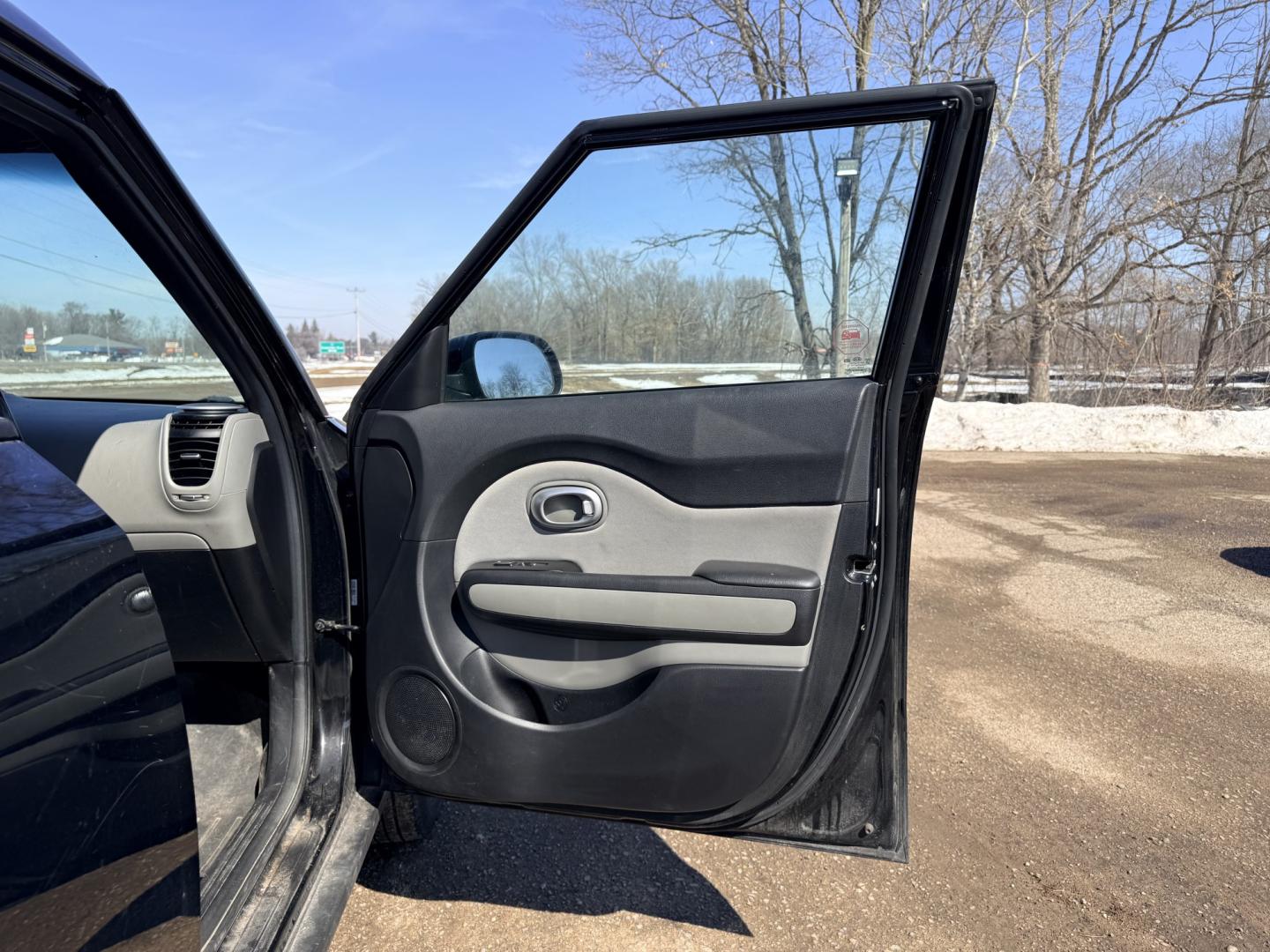 2015 Kia Soul Base (KNDJN2A20F7) with an 1.6L L4 DOHC 16V engine, located at 17255 hwy 65 NE, Ham Lake, MN, 55304, 0.000000, 0.000000 - Photo#14