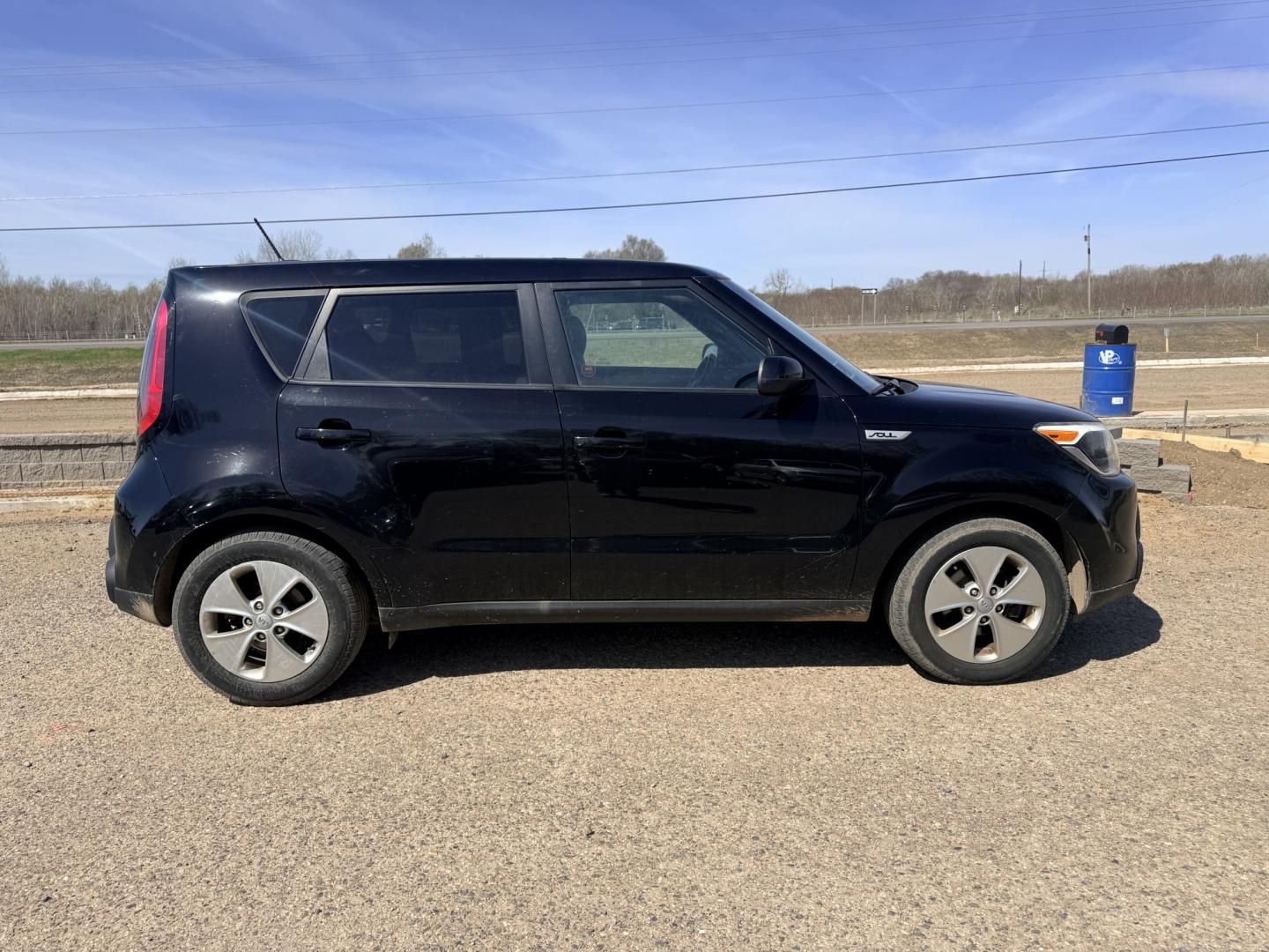 2015 Kia Soul Base (KNDJN2A20F7) with an 1.6L L4 DOHC 16V engine, located at 17255 hwy 65 NE, Ham Lake, MN, 55304, 0.000000, 0.000000 - Photo#5