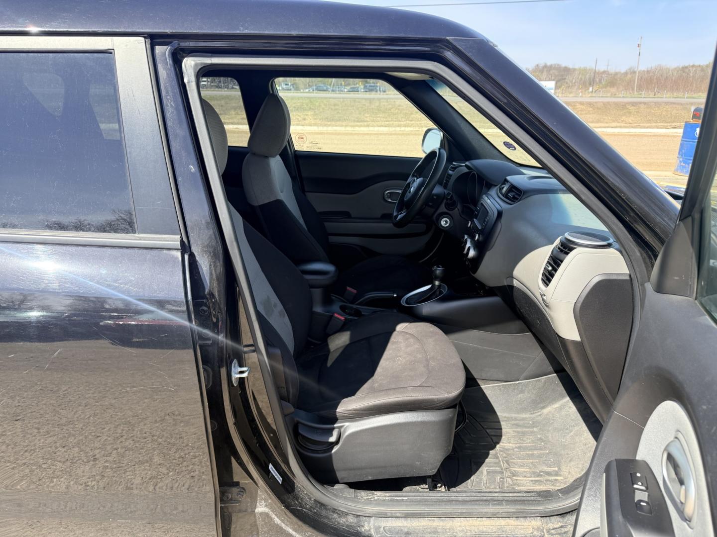 2015 Kia Soul Base (KNDJN2A20F7) with an 1.6L L4 DOHC 16V engine, located at 17255 hwy 65 NE, Ham Lake, MN, 55304, 0.000000, 0.000000 - Photo#15