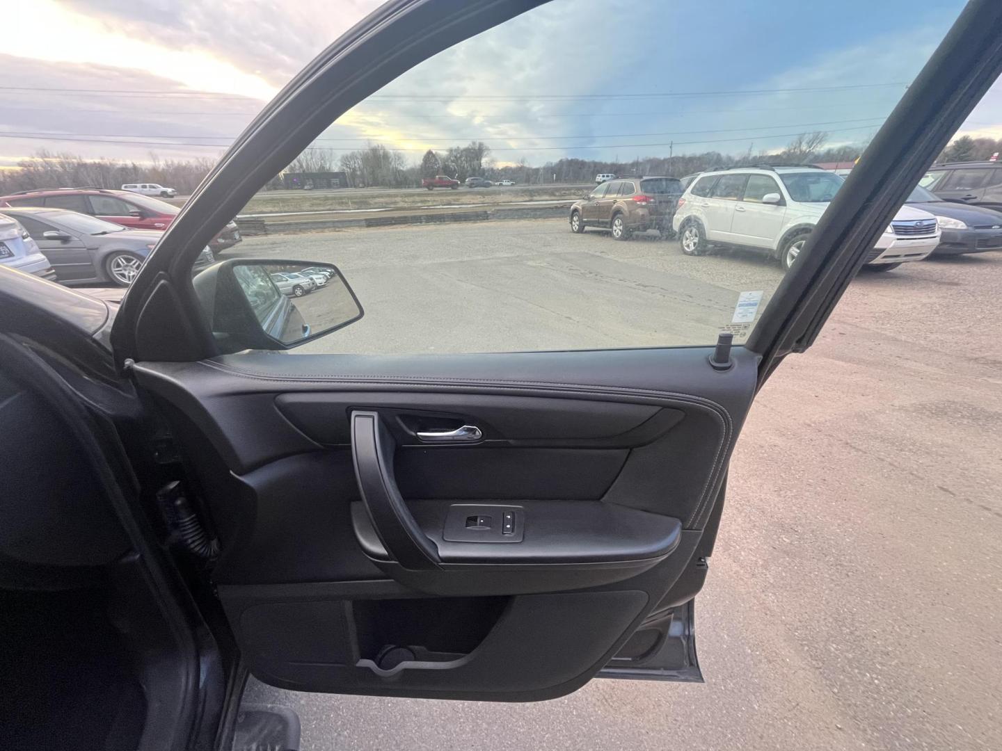 2014 Chevrolet Traverse 1LT AWD (1GNKVGKD2EJ) with an 3.6L V6 DOHC 24V engine, 6-Speed Automatic transmission, located at 17255 hwy 65 NE, Ham Lake, MN, 55304, 0.000000, 0.000000 - Photo#12