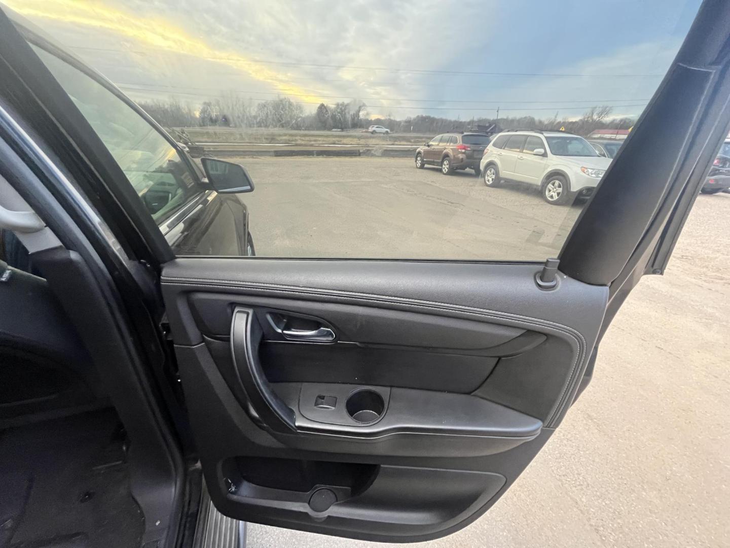 2014 Chevrolet Traverse 1LT AWD (1GNKVGKD2EJ) with an 3.6L V6 DOHC 24V engine, 6-Speed Automatic transmission, located at 17255 hwy 65 NE, Ham Lake, MN, 55304, 0.000000, 0.000000 - Photo#14