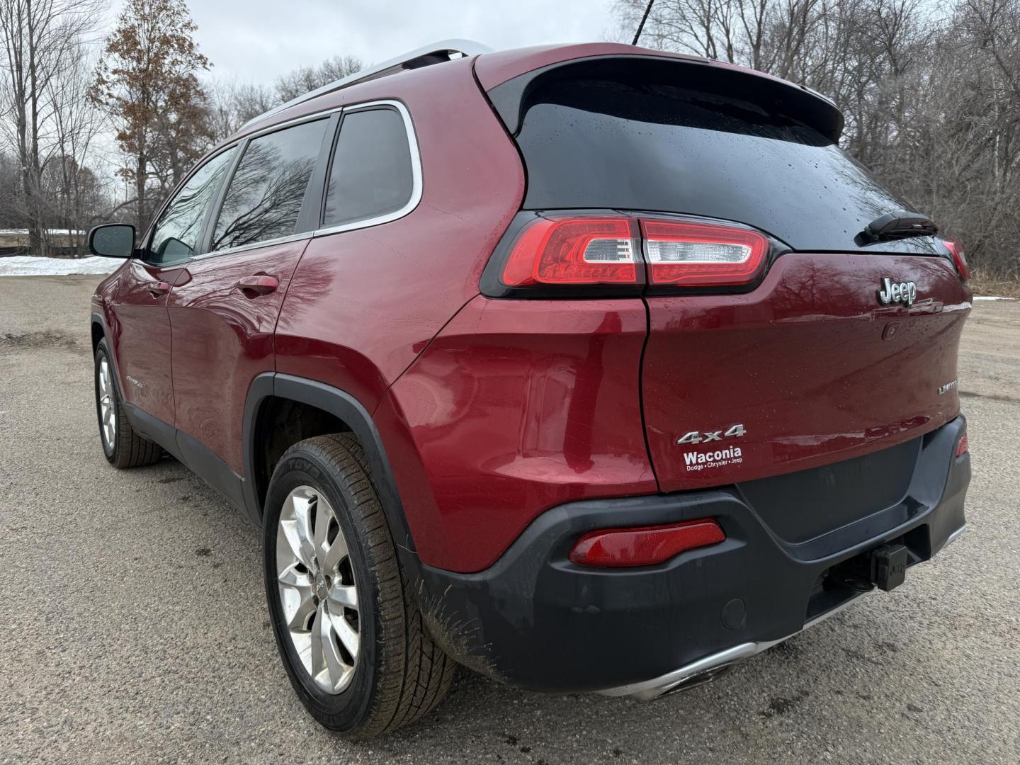 2015 Jeep Cherokee Limited 4WD (1C4PJMDS8FW) with an 3.2L V6 DOHC 24V engine, 9-Speed Automatic transmission, located at 17255 hwy 65 NE, Ham Lake, MN, 55304, 0.000000, 0.000000 - Photo#2