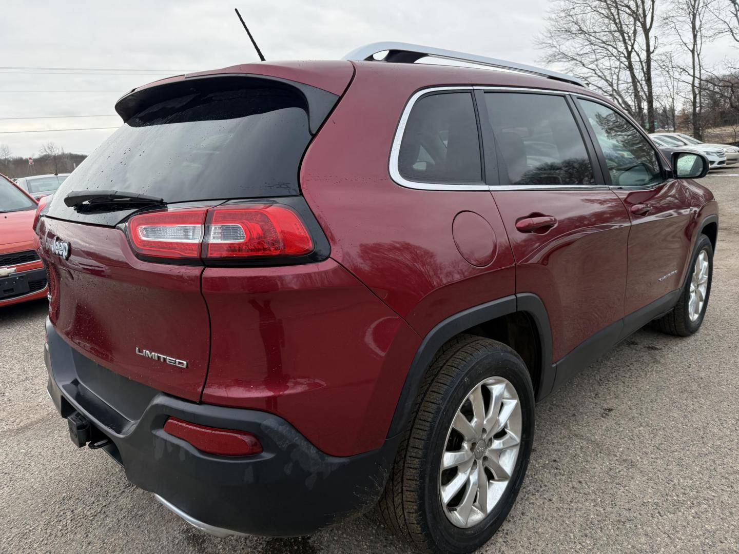 2015 Jeep Cherokee Limited 4WD (1C4PJMDS8FW) with an 3.2L V6 DOHC 24V engine, 9-Speed Automatic transmission, located at 17255 hwy 65 NE, Ham Lake, MN, 55304, 0.000000, 0.000000 - Photo#4