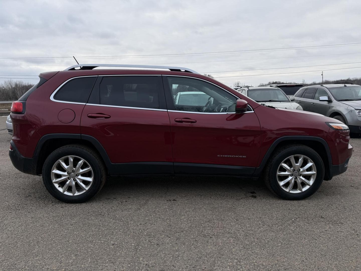 2015 Jeep Cherokee Limited 4WD (1C4PJMDS8FW) with an 3.2L V6 DOHC 24V engine, 9-Speed Automatic transmission, located at 17255 hwy 65 NE, Ham Lake, MN, 55304, 0.000000, 0.000000 - Photo#5