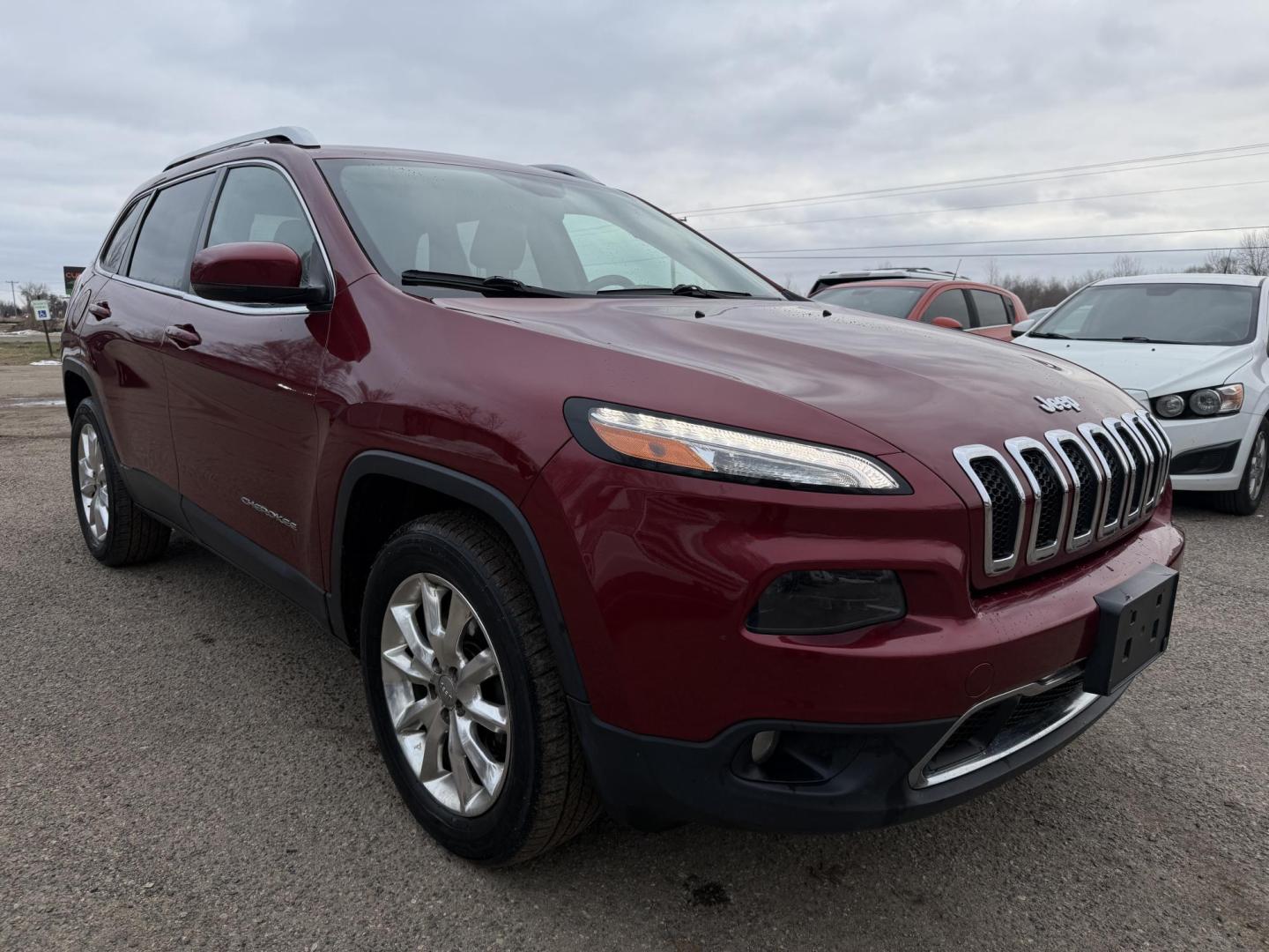 2015 Jeep Cherokee Limited 4WD (1C4PJMDS8FW) with an 3.2L V6 DOHC 24V engine, 9-Speed Automatic transmission, located at 17255 hwy 65 NE, Ham Lake, MN, 55304, 0.000000, 0.000000 - Photo#6