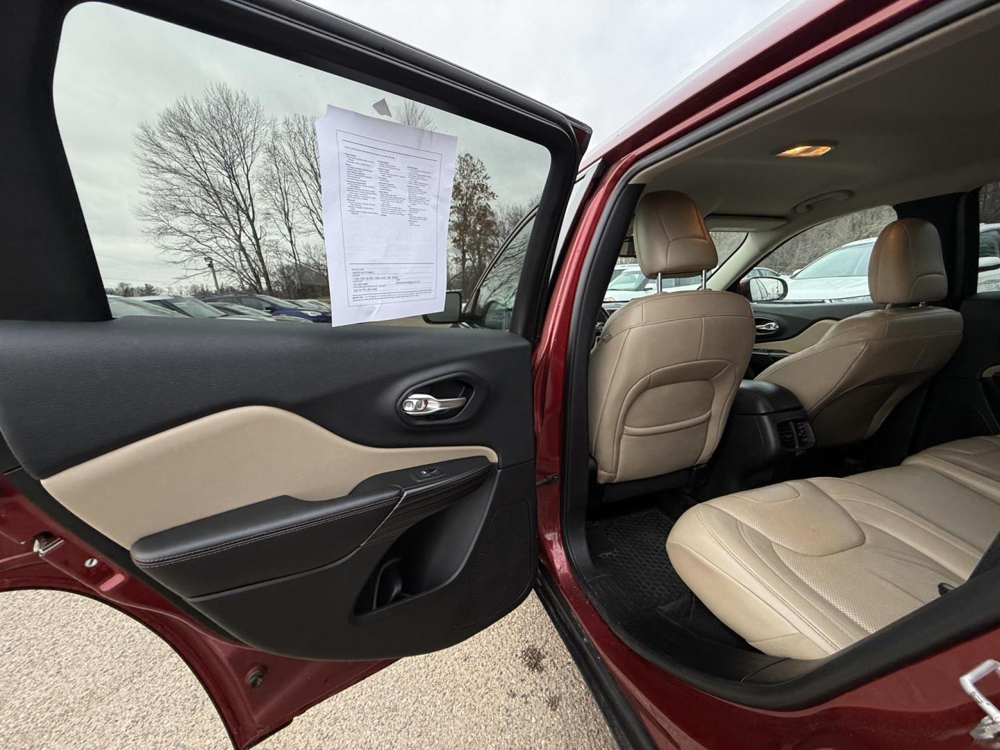 2015 Jeep Cherokee Limited 4WD (1C4PJMDS8FW) with an 3.2L V6 DOHC 24V engine, 9-Speed Automatic transmission, located at 17255 hwy 65 NE, Ham Lake, MN, 55304, 0.000000, 0.000000 - Photo#10