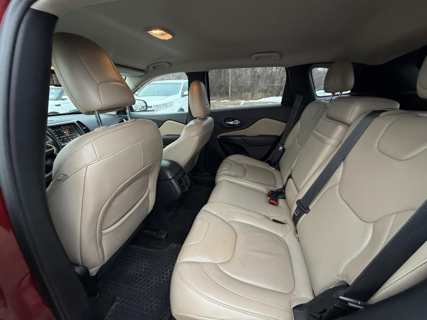 2015 Jeep Cherokee Limited 4WD (1C4PJMDS8FW) with an 3.2L V6 DOHC 24V engine, 9-Speed Automatic transmission, located at 17255 hwy 65 NE, Ham Lake, MN, 55304, 0.000000, 0.000000 - Photo#11