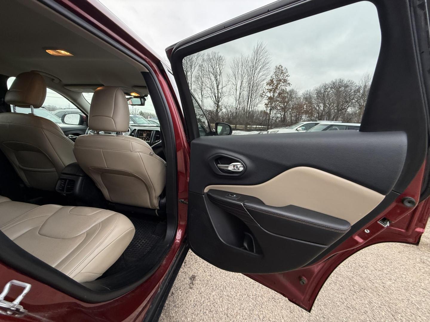 2015 Jeep Cherokee Limited 4WD (1C4PJMDS8FW) with an 3.2L V6 DOHC 24V engine, 9-Speed Automatic transmission, located at 17255 hwy 65 NE, Ham Lake, MN, 55304, 0.000000, 0.000000 - Photo#12