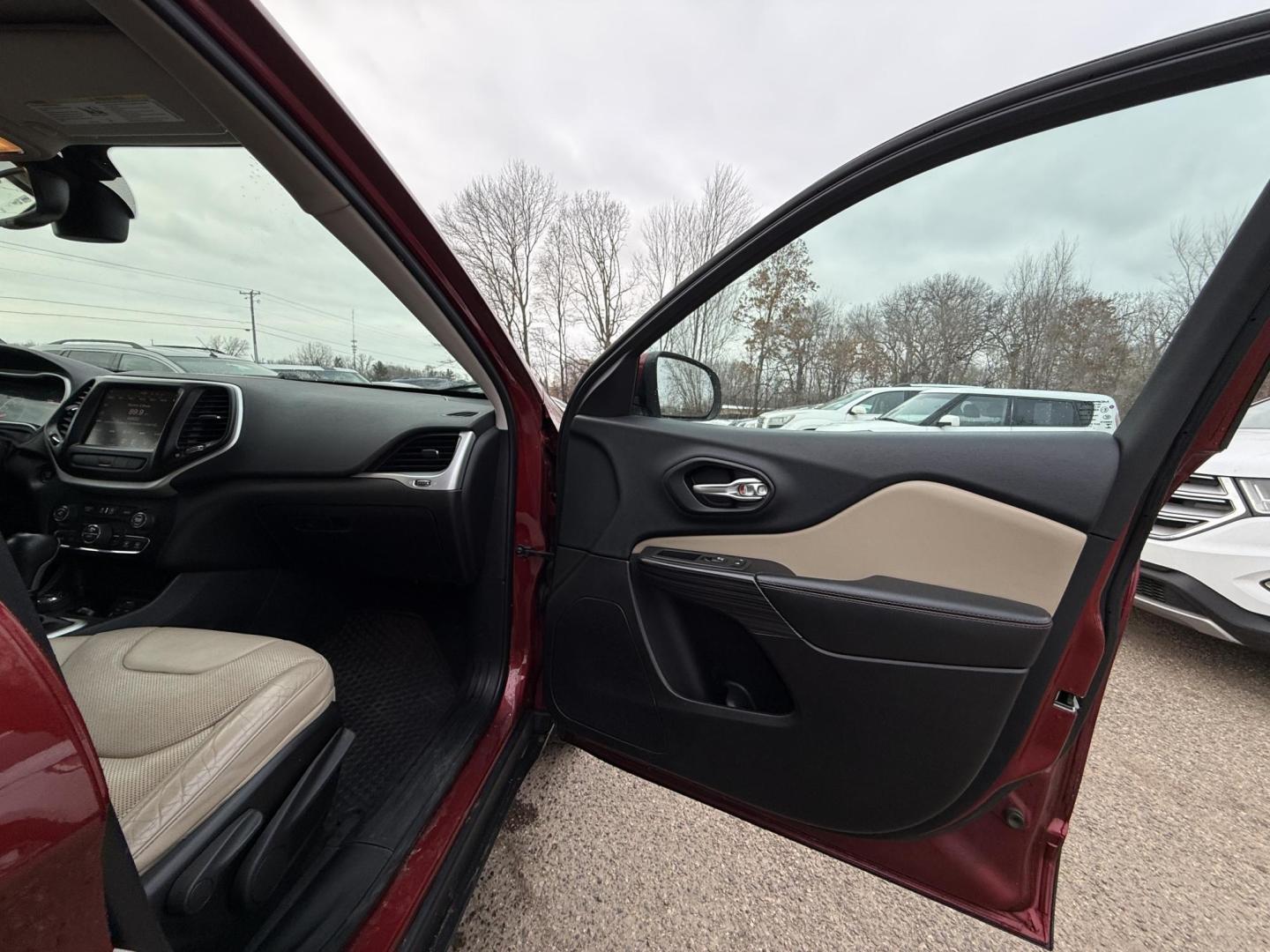 2015 Jeep Cherokee Limited 4WD (1C4PJMDS8FW) with an 3.2L V6 DOHC 24V engine, 9-Speed Automatic transmission, located at 17255 hwy 65 NE, Ham Lake, MN, 55304, 0.000000, 0.000000 - Photo#14