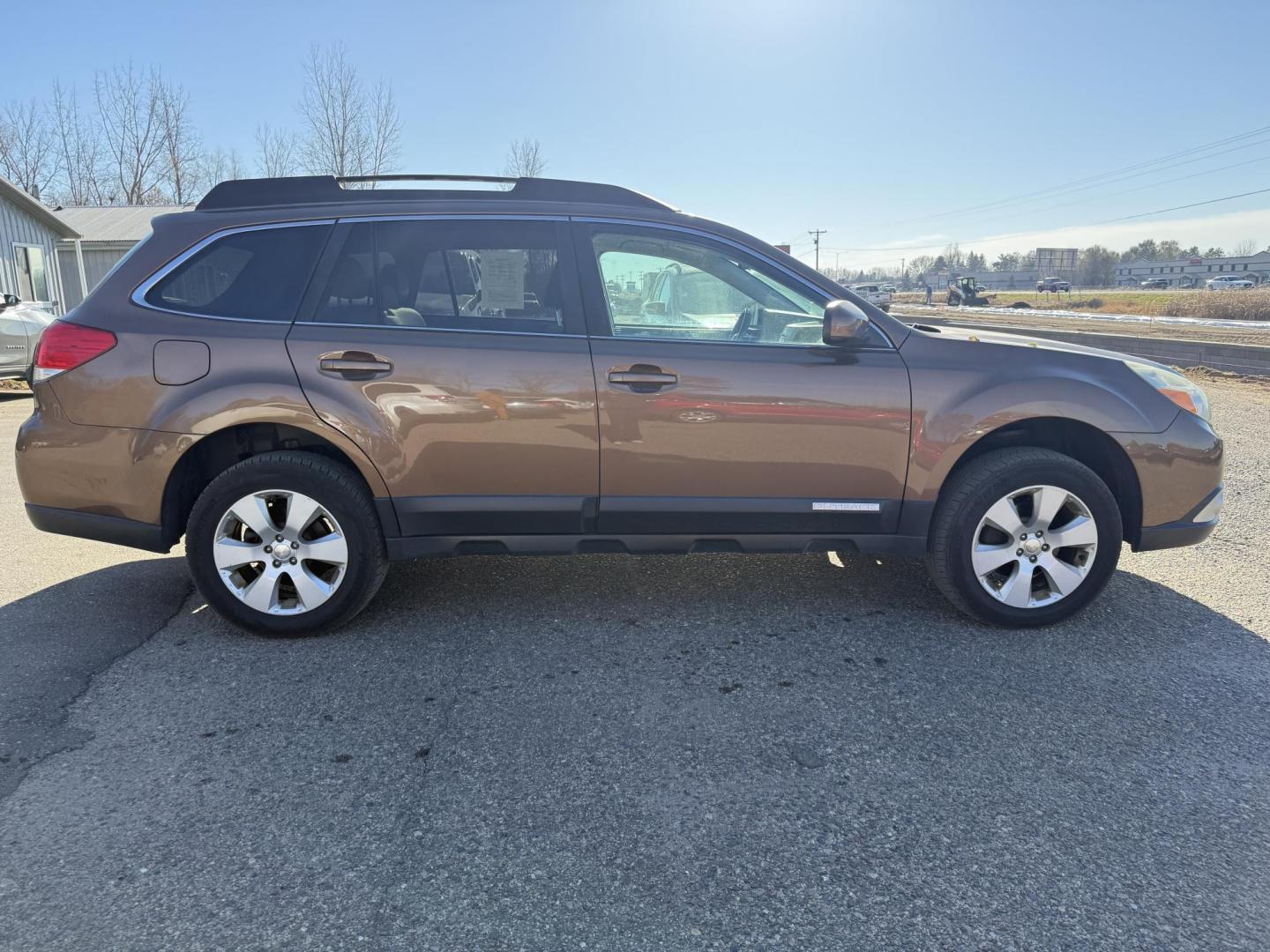 2011 Subaru Outback 2.5i Premium (4S4BRCBC1B3) with an 2.5L H4 DOHC 16V engine, Continuously Variable Transmisson transmission, located at 17255 hwy 65 NE, Ham Lake, MN, 55304, 0.000000, 0.000000 - Photo#5