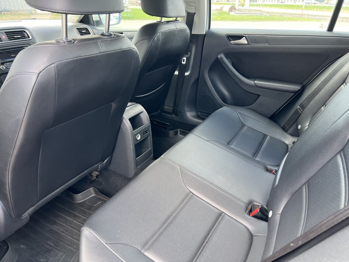 2014 Volkswagen Jetta SE (3VWD17AJ4EM) with an 1.8L L4 DOHC 20V engine, located at 17255 hwy 65 NE, Ham Lake, MN, 55304, 0.000000, 0.000000 - Photo#11