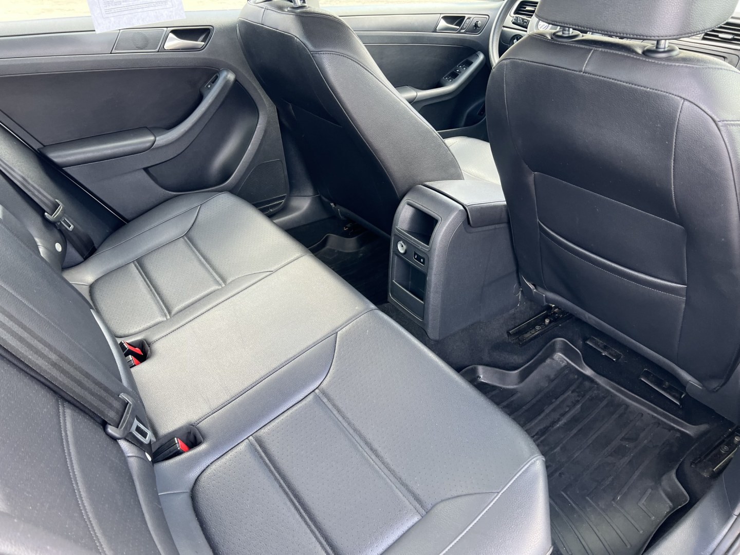 2014 Volkswagen Jetta SE (3VWD17AJ4EM) with an 1.8L L4 DOHC 20V engine, located at 17255 hwy 65 NE, Ham Lake, MN, 55304, 0.000000, 0.000000 - Photo#15