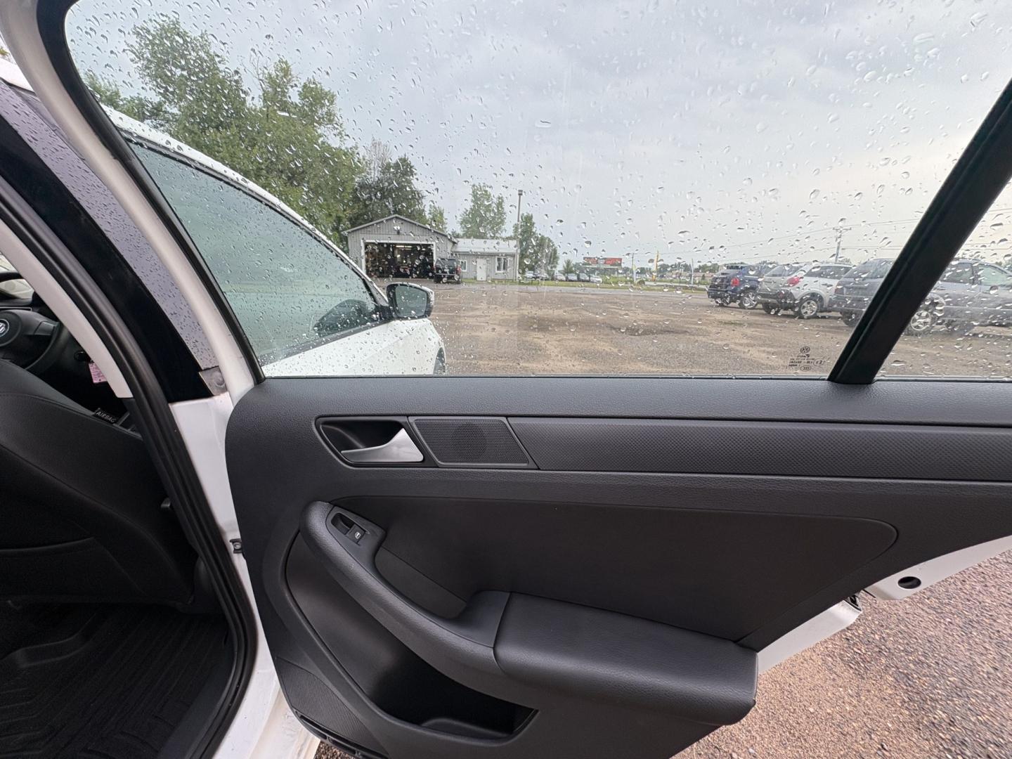 2014 Volkswagen Jetta SE (3VWD17AJ4EM) with an 1.8L L4 DOHC 20V engine, located at 17255 hwy 65 NE, Ham Lake, MN, 55304, 0.000000, 0.000000- Photo#12