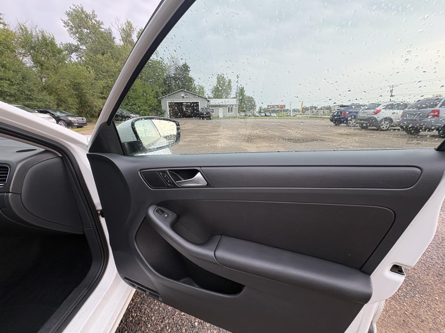 2014 Volkswagen Jetta SE (3VWD17AJ4EM) with an 1.8L L4 DOHC 20V engine, located at 17255 hwy 65 NE, Ham Lake, MN, 55304, 0.000000, 0.000000- Photo#14