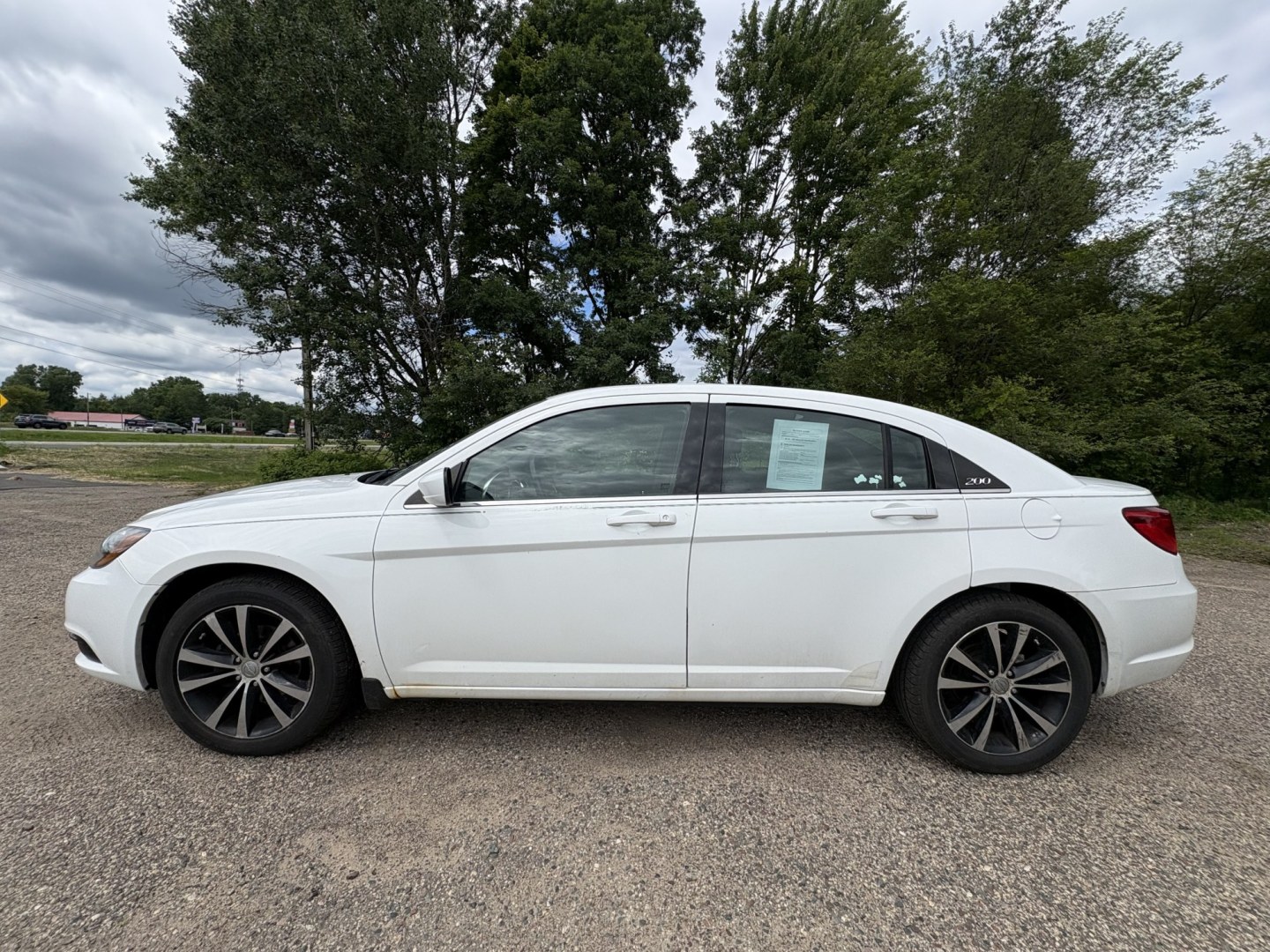 2013 Chrysler 200 Limited (1C3CCBCG1DN) with an 3.6L V6 DOHC 24V FFV engine, 6-Speed Automatic transmission, located at 17255 hwy 65 NE, Ham Lake, MN, 55304, 0.000000, 0.000000- Photo#1