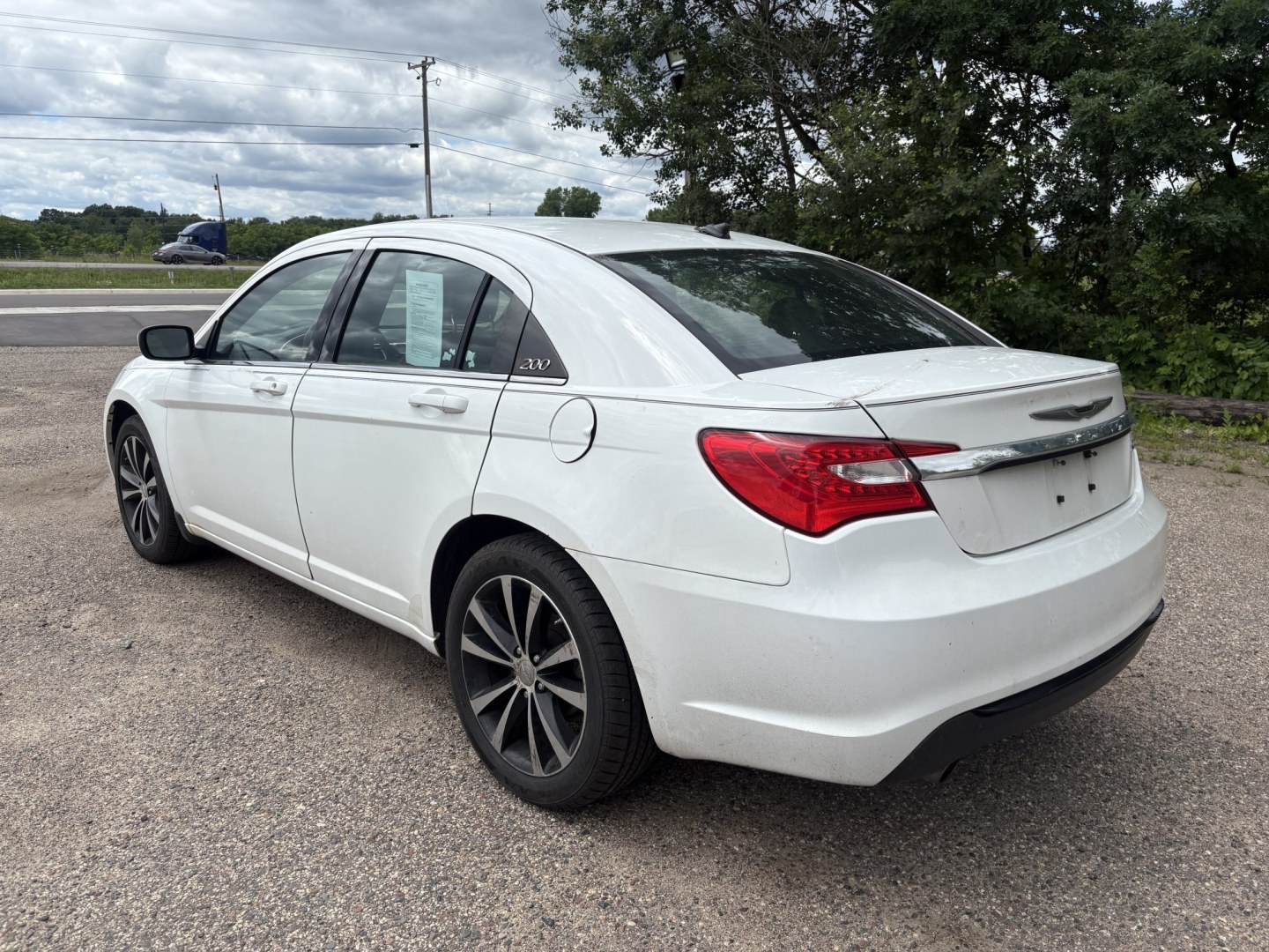 2013 Chrysler 200 Limited (1C3CCBCG1DN) with an 3.6L V6 DOHC 24V FFV engine, 6-Speed Automatic transmission, located at 17255 hwy 65 NE, Ham Lake, MN, 55304, 0.000000, 0.000000- Photo#2