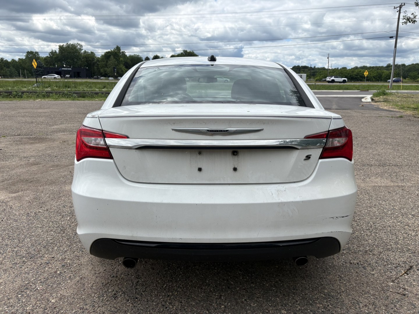 2013 Chrysler 200 Limited (1C3CCBCG1DN) with an 3.6L V6 DOHC 24V FFV engine, 6-Speed Automatic transmission, located at 17255 hwy 65 NE, Ham Lake, MN, 55304, 0.000000, 0.000000- Photo#3